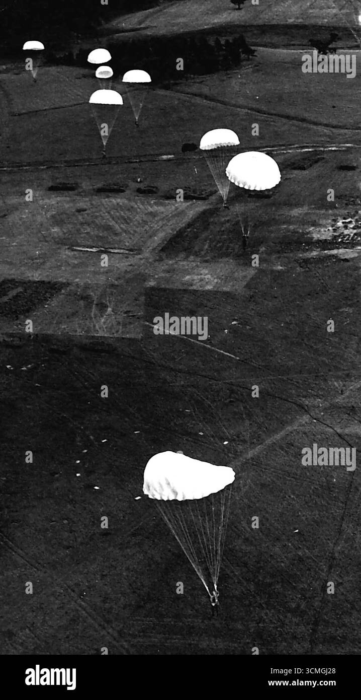 Fallschirmjäger vorbereiten -- Ariale Sicht auf einen 'Stock' Fallschirm ***** Sie steigen hinab. Exklusive Bilder der großen Truppe britischer Fallschirmtruppen, die jetzt vollständig ausgebildet und einsatzbereit sind. Mit dem Abzeichen der Flügel der Luftwaffe, die von einem kleinen Fallschirm überragt werden, wurden diese Freiwilligen von fast ***** gezogen Regiment in der britischen Armee. Diese wurden ausgewählt ***** Außergewöhnlich fit und schnell überlegt ***** Das körperliche Training war streng ***** Die Anforderungen des Fallschirmspringers. September 1941. (Foto von Fox Photos). Stockfoto