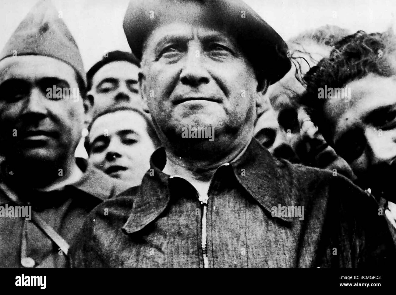 Madrid, Spanien, 15. August - Senor Largo Gaballero, Chef der Spanis General Workers Union, der größten spanischen gewerkschaft, geht jeden Tag in der Nähe von Madrid an die Front. Er ist 67 Jahre alt und wird im Dezember aus dem Gefängnis entlassen, nachdem er seinen Prozess wegen Teilnahme an der letzten Revolution bestanden hatte. September 1936. (Foto von Associated Press) Stockfoto