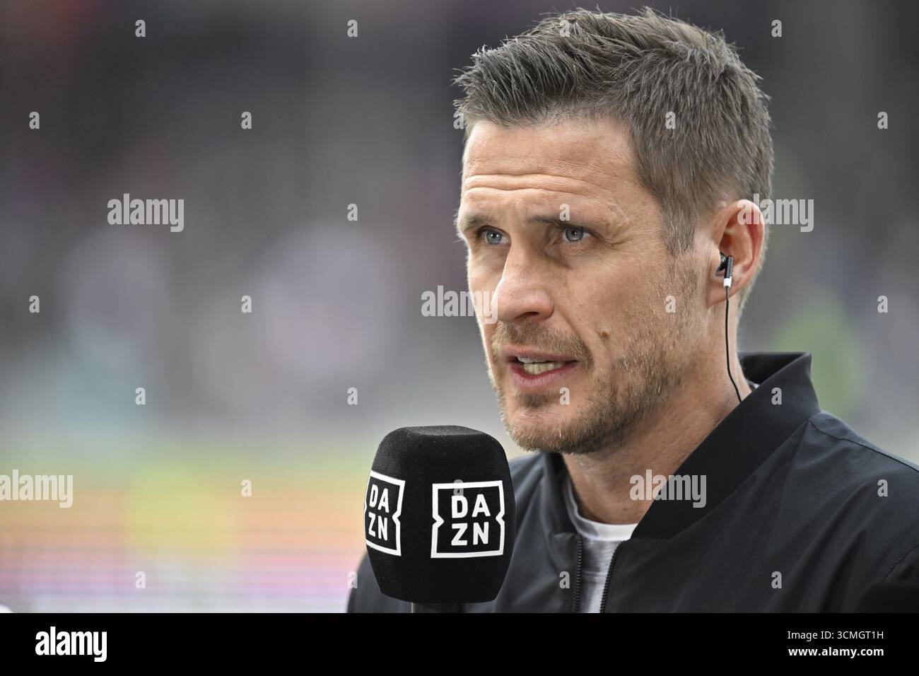 Sportdirektor Sebastian Kehl Borussia Dortmund BVB Porträt im Interview Mikrofon Micro Logo DAZN Voith-Arena, Heidenheim, Baden-Württemberg, Ger Stockfoto