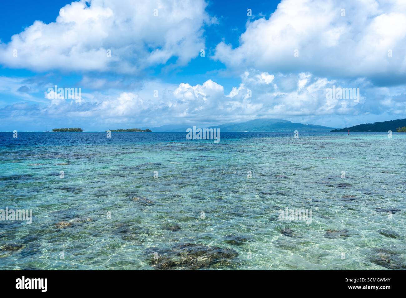 Klares blaues Wasser umgeben das Motus- und Korallenriff der Insel Tahaa und bietet einen malerischen Blick auf die Lagune in Französisch-Polynesien Stockfoto