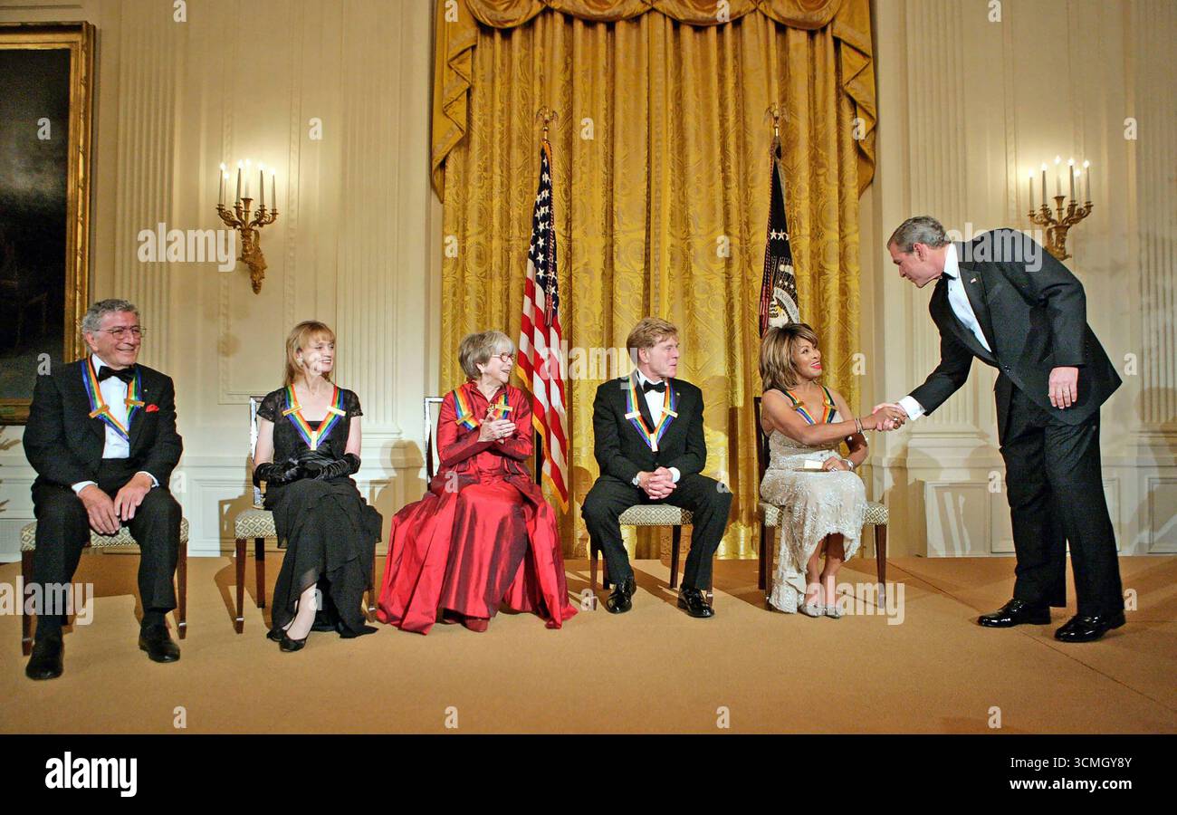 Präsident George W. Bush gratuliert Tina Turner bei den Kennedy Center Honors, 2005 von L, Sänger Tony Bennett, Tänzerin Suzanne Farrell, Schauspielerin Julie Harris und Schauspieler Robert Redford Stockfoto