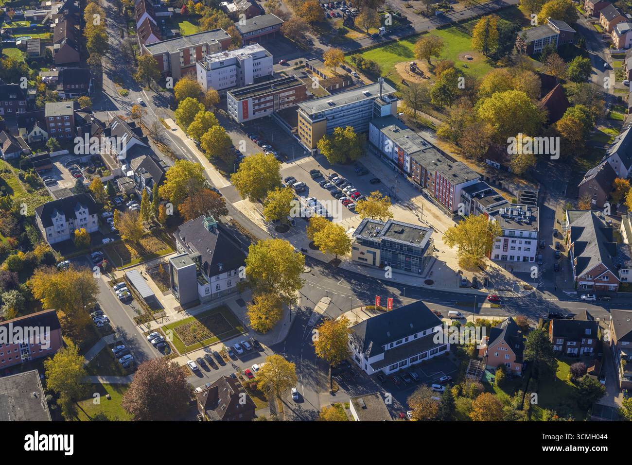 Luftansicht, Rathaus von Heessen an der Amtsstraße und Neugestaltung des Heessener Marktes im Landkreis Heessen in Hamm, Ruhrgebiet, Nordrhein-Westfalen Stockfoto