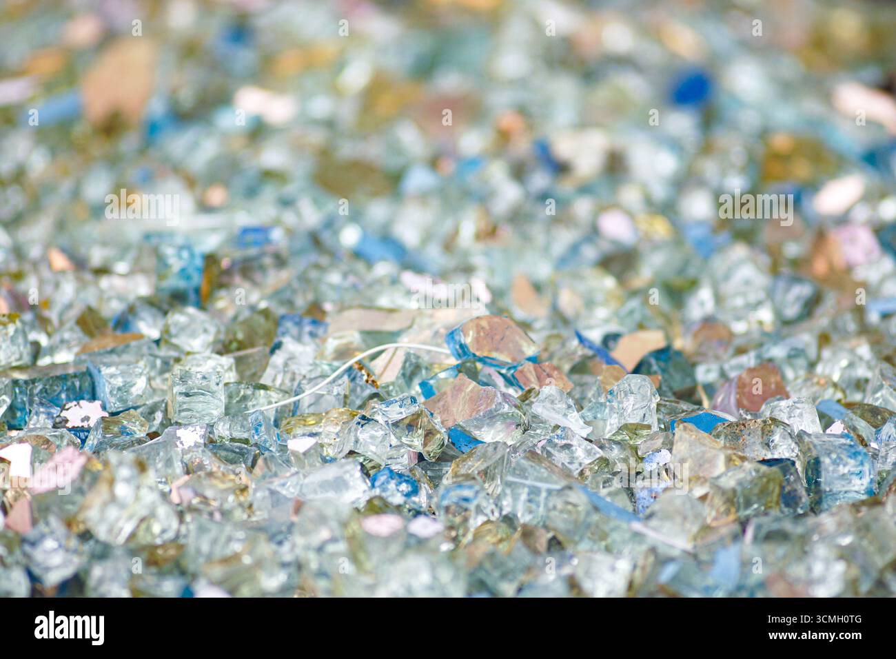 Sammlung von mehrfarbigen Glasfragmenten für Mosaikkunst und Kunsthandwerksprojekte. DIY Upcycling-Materialien und künstlerisches Recycling-Konzept Stockfoto