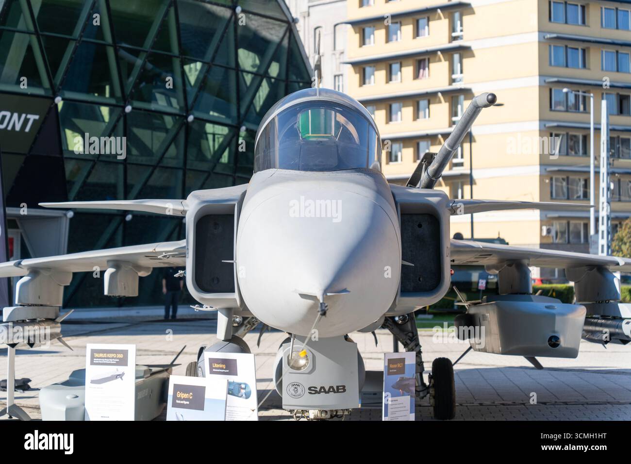 BUDAPEST, UNGARN - SEPTEMBER 06. 2023: Ein Modell des schwedischen Militärjägers Saab Gripen im Maßstab vor dem Whale Defense Center. Stockfoto