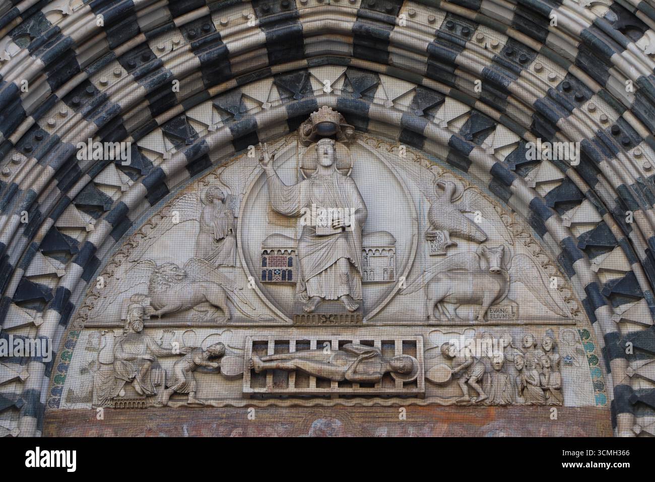 Darstellung des Todes von San Lorenzo auf der Kathedrale von San Lorenzo in Genua Stockfoto