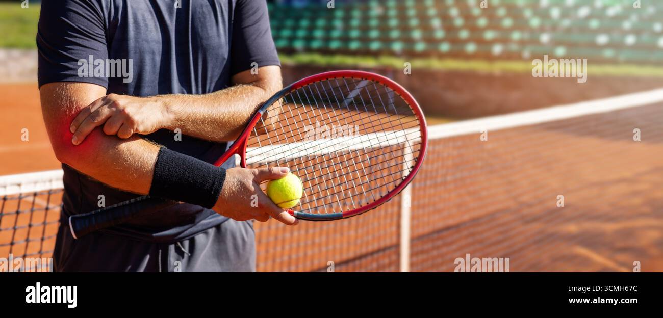 Tenniselbogen. Männlicher Spieler mit Schmerzen im Ellenbogengelenk. Handgelenkentzündung. Sportverletzung. Banner mit Kopierbereich Stockfoto