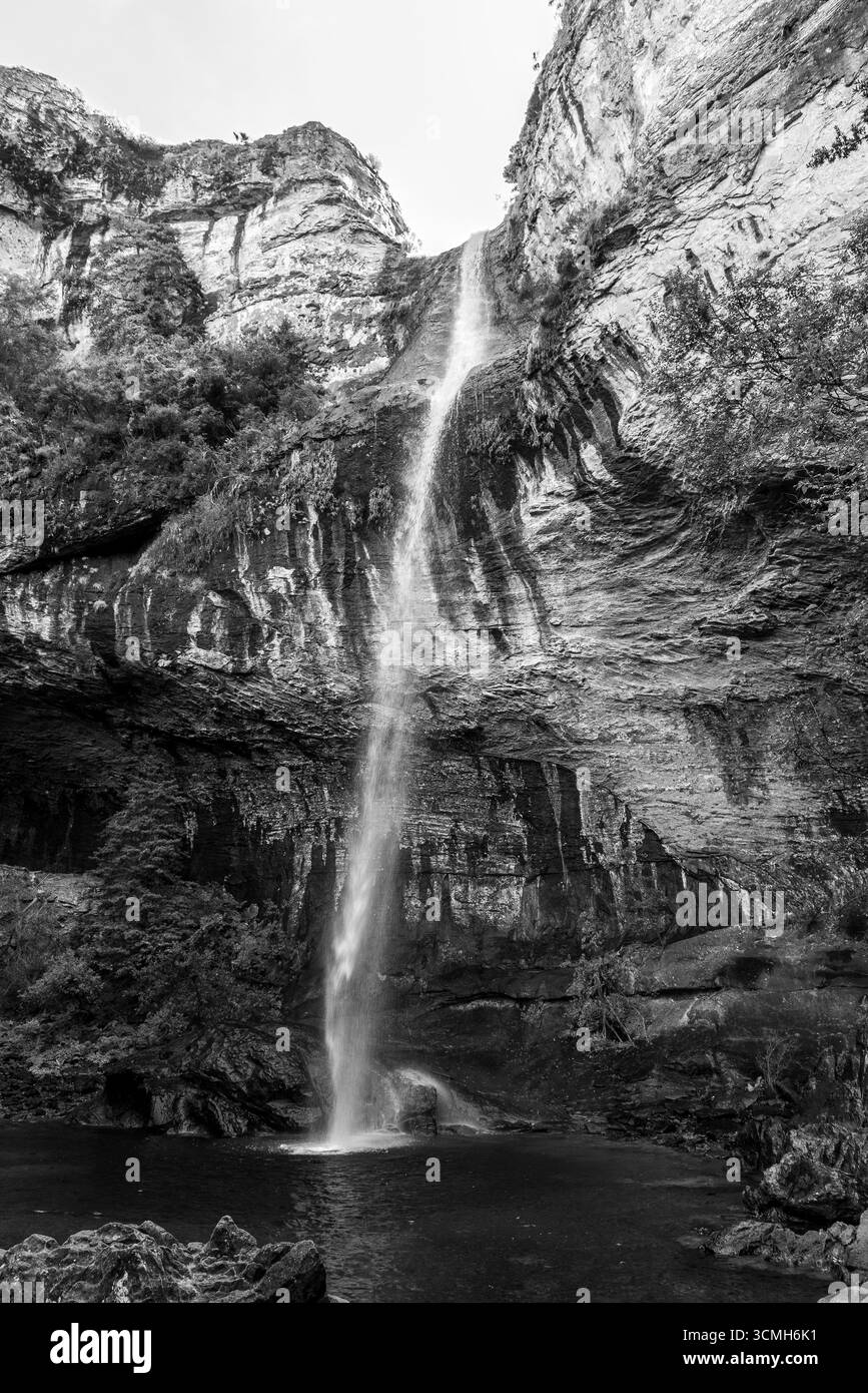 Die Gudu Falls im Royal Natal National Park. Schwarzweiß Stockfoto