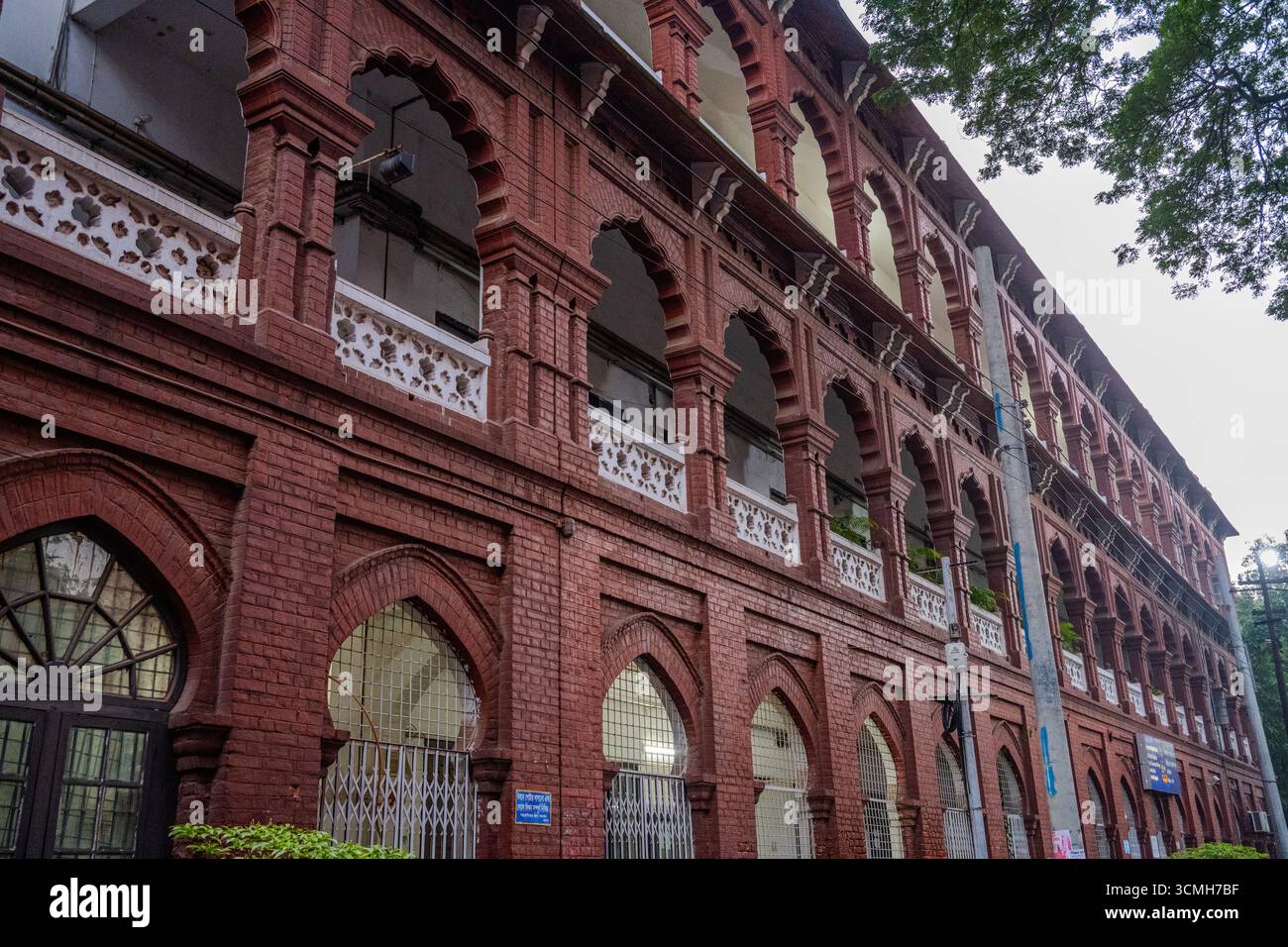 Das Bild zeigt die komplizierte Arkade der Curzon Hall an der Universität von Dhaka, wo das Spiel von Schatten und Licht einen dramatischen Effekt auf den hat Stockfoto