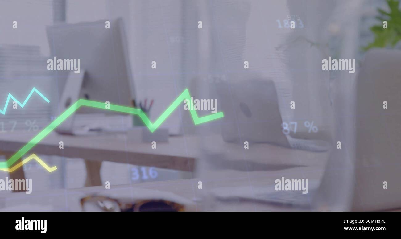 Anzeigen von Büro Arbeitsplatz Schreibtisch Einrichtung mit Desktop-Monitor Laptop Papiere Brillen Anlage Liniendiagramme Stockfoto