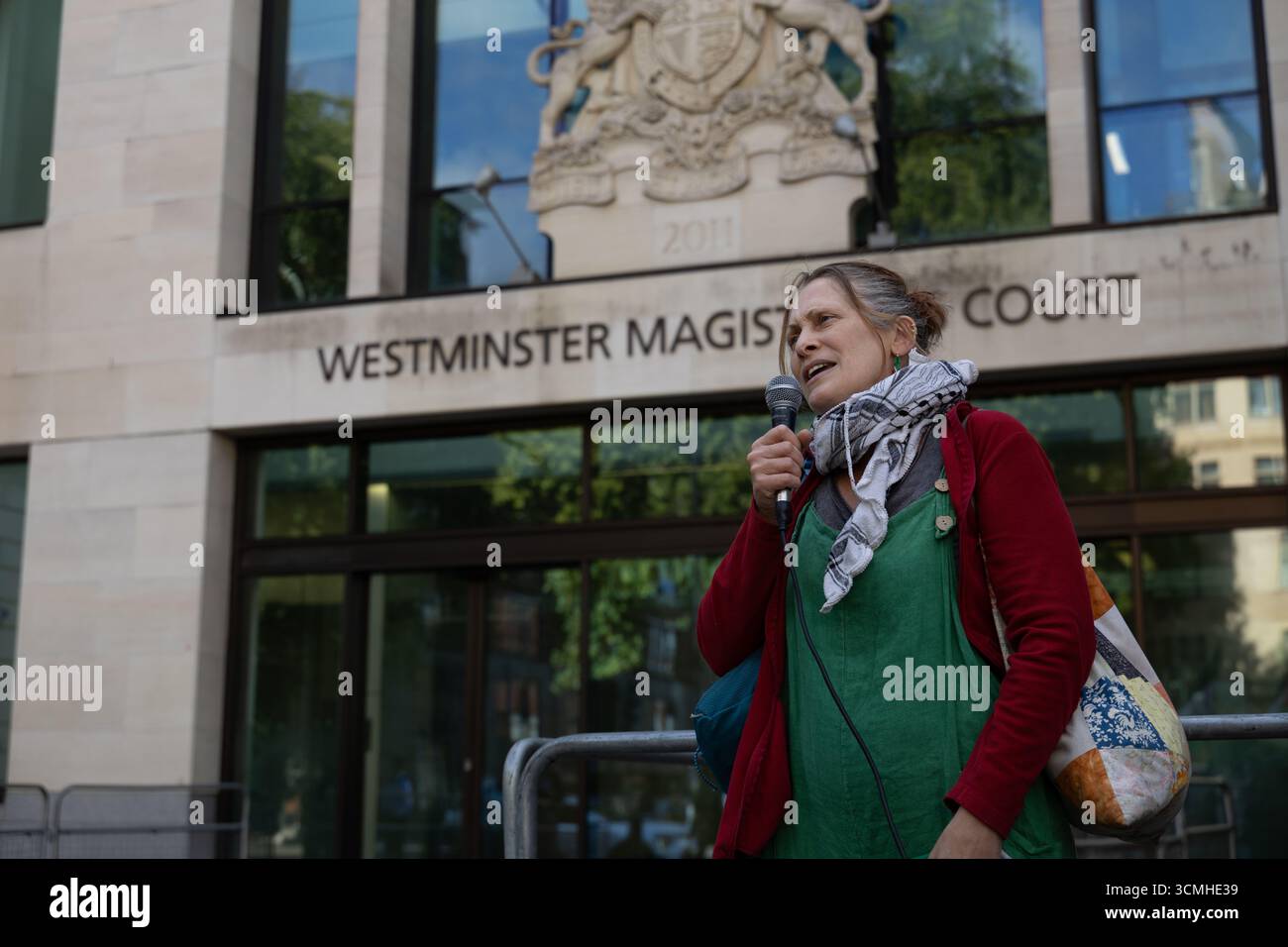 Die drei Angeklagten, die wegen der jüngsten Protestaktionen unserer Geschworenen auf dem Parliament Square verfolgt wurden, verlassen das Westminster Magistrates Court nach ihrer Klageverhandlung, wo sie alle Plädoyer der „nicht schuldig“ einreichten. Die drei wurden gemäß dem Terrorismusgesetz 2000 angeklagt, ein Zeichen zur Unterstützung der Palästinensischen Aktion, einer verbotenen Organisation, gehalten zu haben. Sie alle gaben Einwände gegen „nicht schuldig“ ein. Die Anhörung zum Fallmanagement findet im November statt, die vollständige Anhörung findet am 16. März 2026 statt Stockfoto