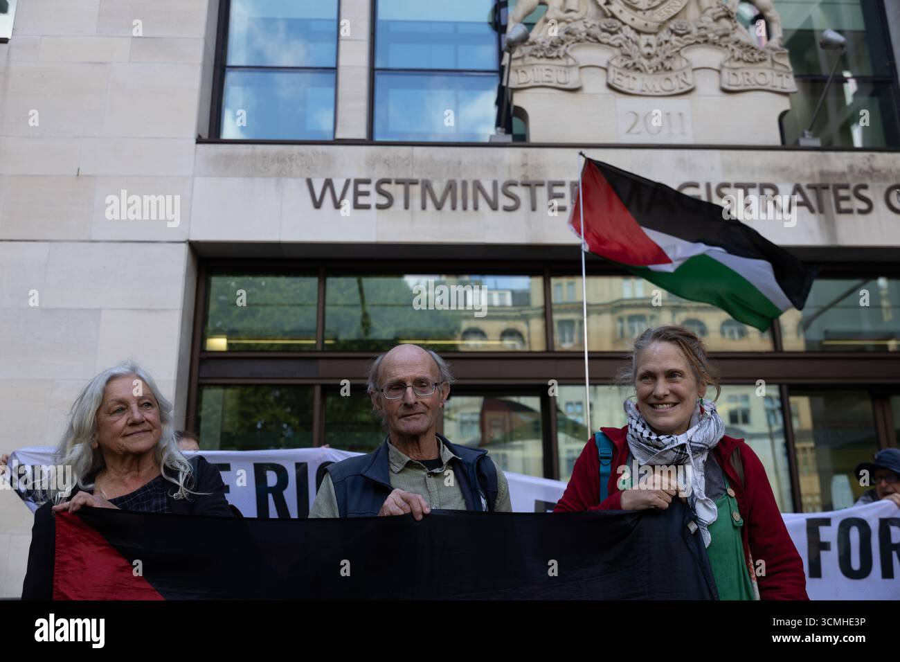 Die drei Angeklagten vor dem Westminster Magistrates Court nach ihrer Klageerhebung, in der sie alle Klagegründe „nicht schuldig“ einreichten. Die drei wurden gemäß dem Terrorismusgesetz 2000 angeklagt, ein Zeichen zur Unterstützung der Palästinensischen Aktion, einer verbotenen Organisation, gehalten zu haben. Sie alle gaben Einwände gegen „nicht schuldig“ ein. Die Anhörung zum Fallmanagement findet im November statt, die vollständige Anhörung findet am 16. März 2026 statt Stockfoto