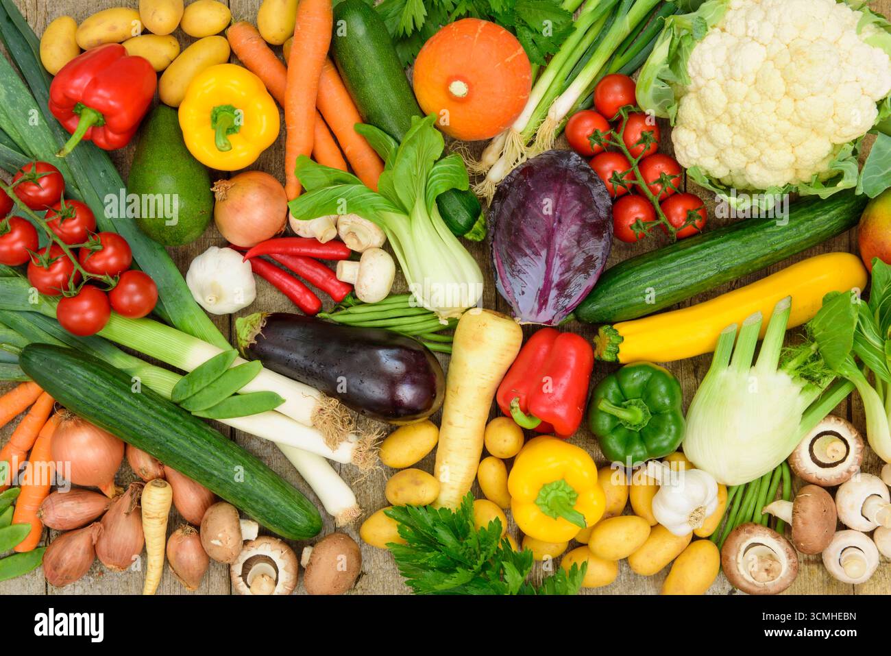 Viele verschiedene Gemüsearten viele gesunde und vitaminreiche Gemüsearten liegen zusammen als Symbolbild für regionalen Bio-Anbau *** viele verschiedene Stockfoto