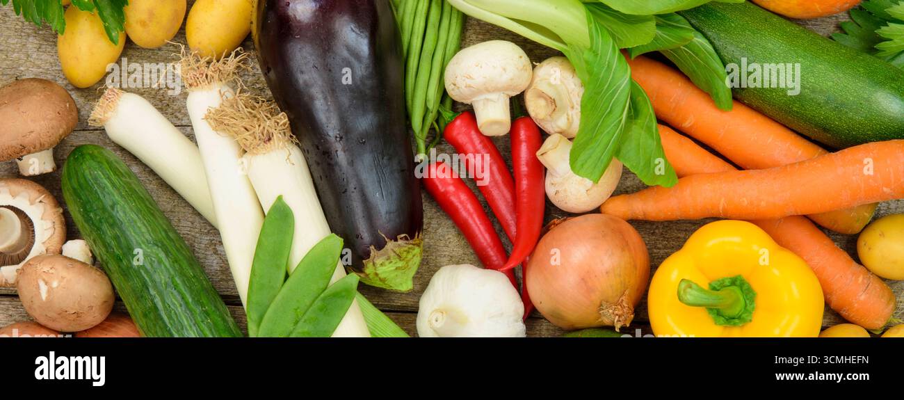 Viele verschiedene Gemüsearten viele gesunde und vitaminreiche Gemüsearten liegen zusammen als Symbolbild für regionalen Bio-Anbau *** viele verschiedene Stockfoto