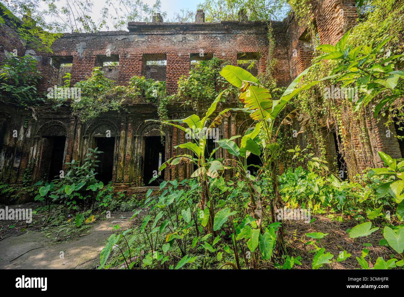 Der zentrale Innenhof von Kirtipasha Jamindar Bari in Jhalakathi, heute eine Leinwand der Kunstfertigkeit der Natur, erinnert ergreifend an den grande der Vergangenheit Stockfoto