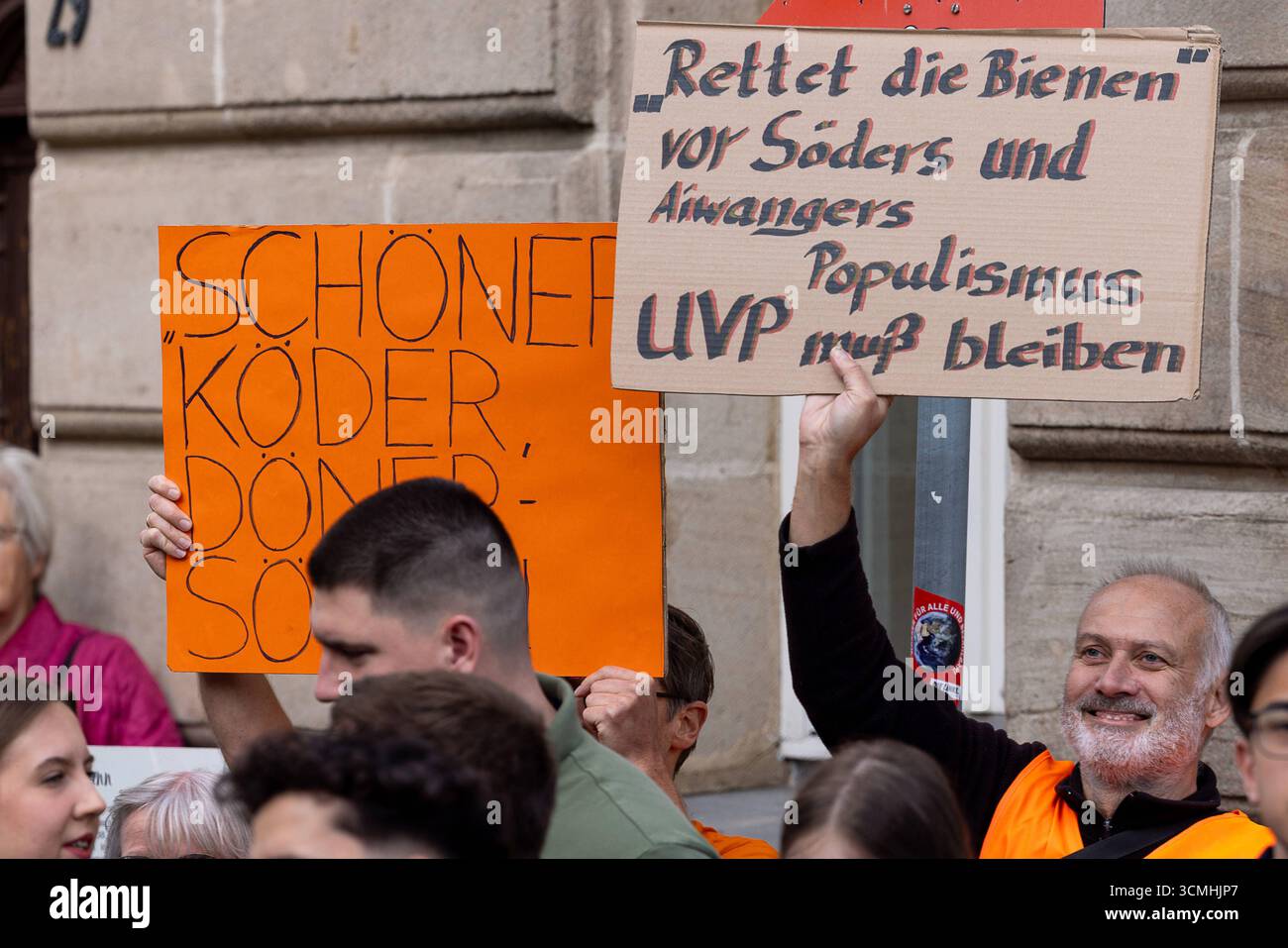 Markus Söder verkaufte Döner zum Sonderpreis mit Bürgermeisterkandidat Tom Hesselberger, Zirndorf, 16.09.2025 Teilnehmende einer Demonstration zeigen während einer öffentlichen Veranstaltung in Zirndorf politische Plakate. Auf den Schildern sind kritische Botschaften gegen Markus Söder, Hubert Aiwanger und die CSU zu lesen. Die Kundgebung fand im Rahmen eines Wahlkampfauftritts in der Nürnberger Straße statt, bei dem auch Bayerns Ministerpräsident anwesend war. Die Demonstrierenden mischten sich unter den übrigen Besucherinnen und Besucher. Zirndorf Bayern Deutschland *** Markus Söder verkauft keb Stockfoto