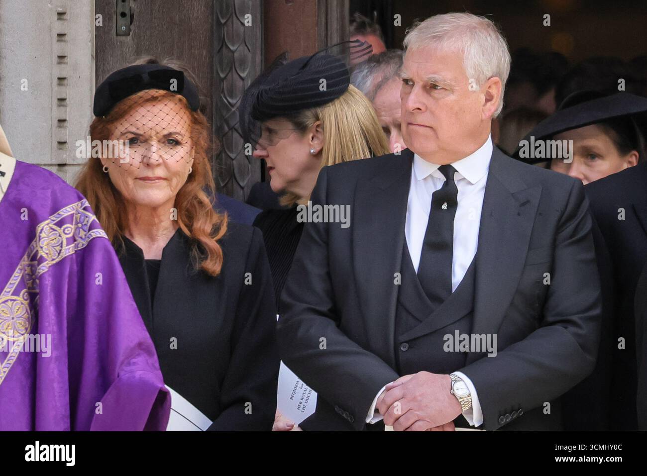 London, Großbritannien. September 2025. Sarah Ferguson, ehemalige Herzogin von York, und Andrew Mountbatten Windsor, früher Prinz Andrew. Hochrangige Mitglieder der königlichen Familie erweisen alle ihre letzte Ehre, während der Sarg zum Leichenwagen getragen wird. Sie verlassen dann die Westminster Cathedral nach der A Requiem Messe, einer katholischen Beerdigungsfeier für die Herzogin von Kent, die am 4. September starb. Quelle: Imageplotter/Alamy Live News Stockfoto
