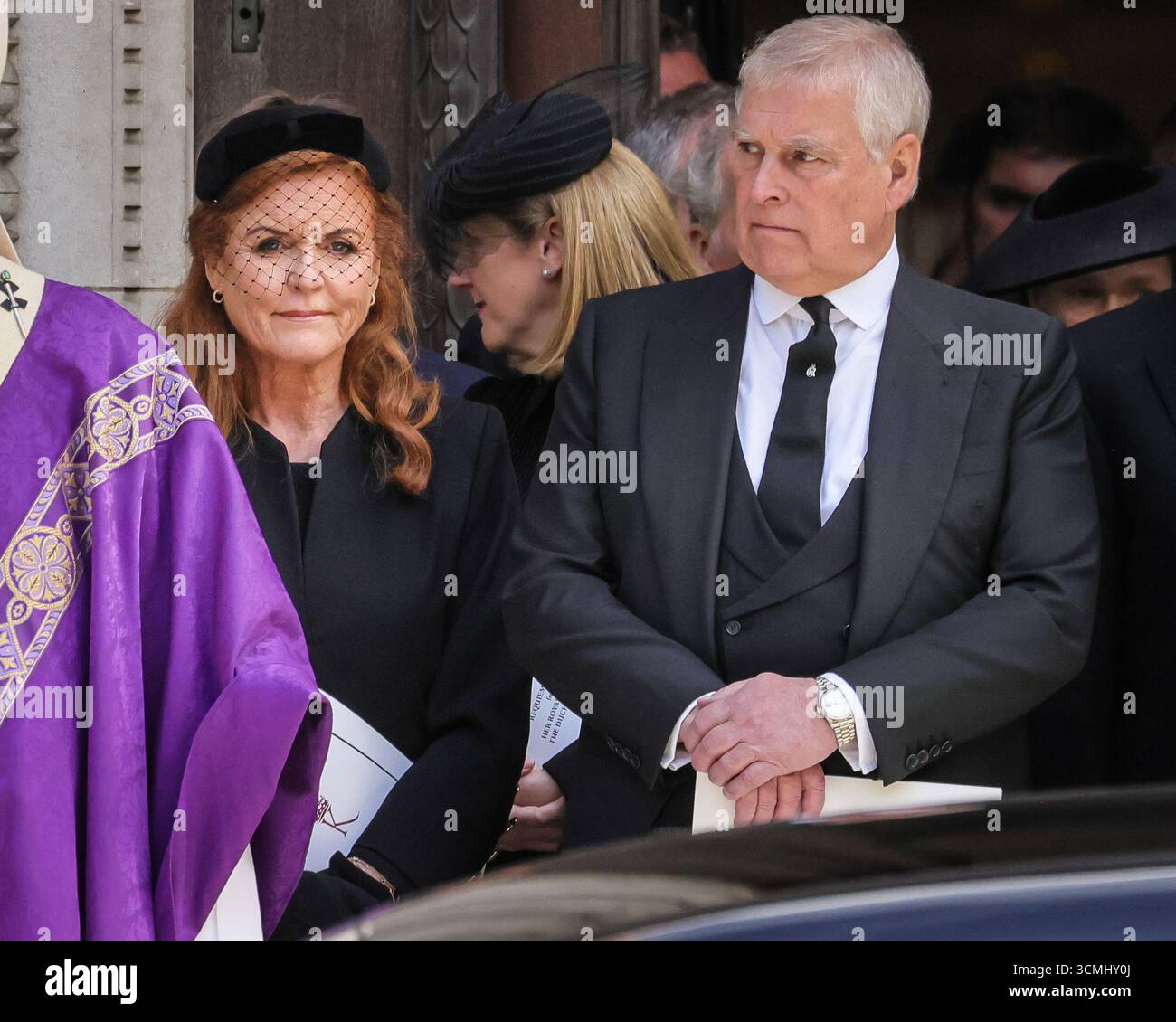 London, Großbritannien. September 2025. Sarah Ferguson, ehemalige Herzogin von York, und Andrew Mountbatten Windsor, früher Prinz Andrew. Mitglieder der königlichen Familie in der Westminster Cathedral nach der A-Requiem-Messe, einer katholischen Trauerfeier für die Herzogin von Kent, die am 4. September starb. Quelle: Imageplotter/Alamy Live News Stockfoto