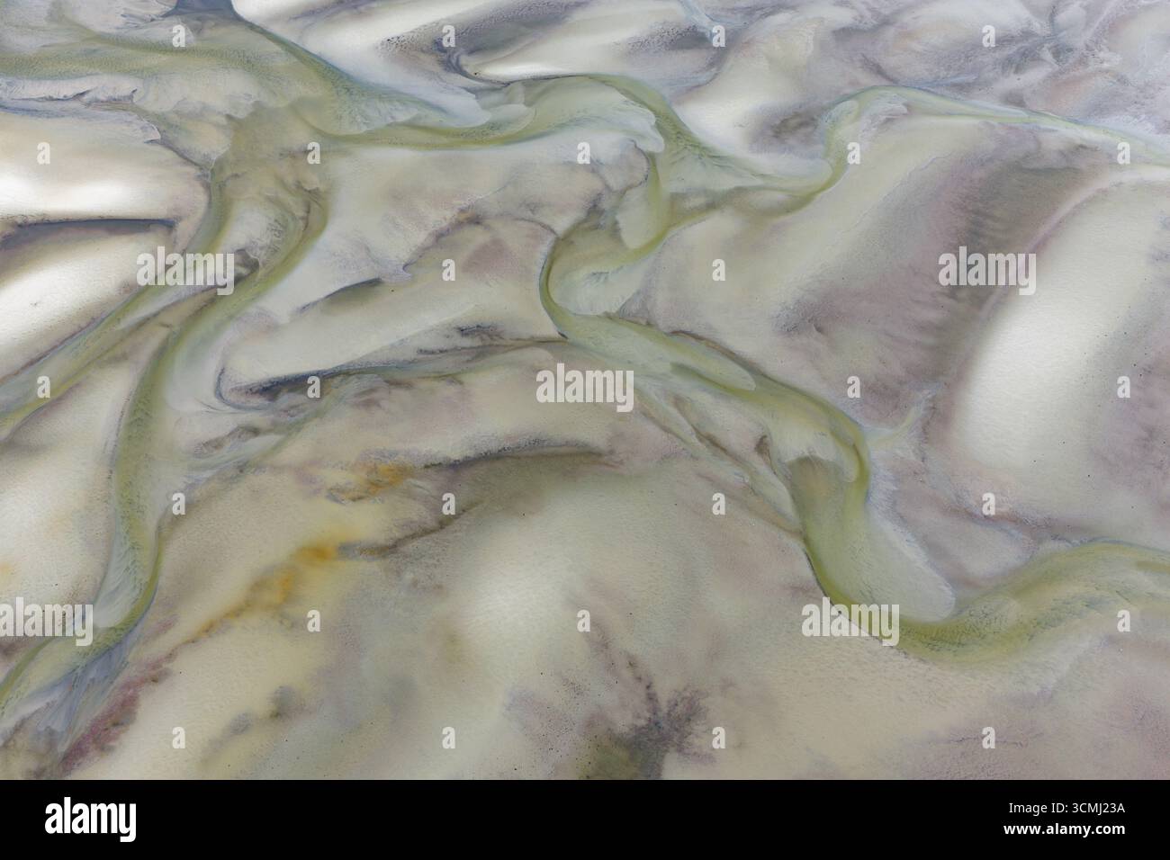 Bei Ebbe gibt es flache Sandbänke in der Cape Cod Bay, direkt am Skatet Beach, Orleans, Massachusetts. Dieser flache Lebensraum ist ein Futtergebiet für Vögel. Stockfoto