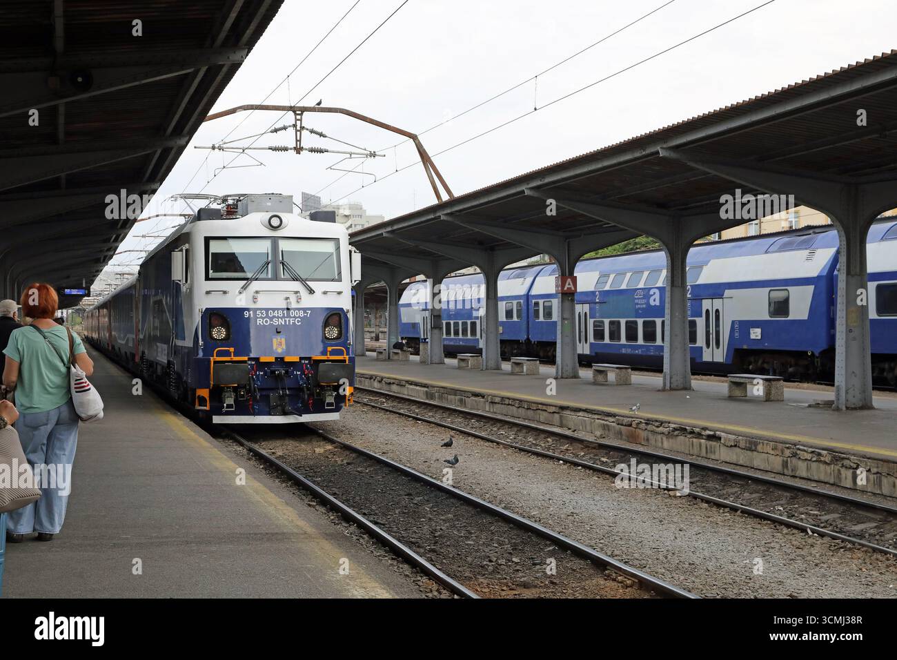 Der Zug kommt zum Bahnhof Bukarest in Rumänien Stockfoto