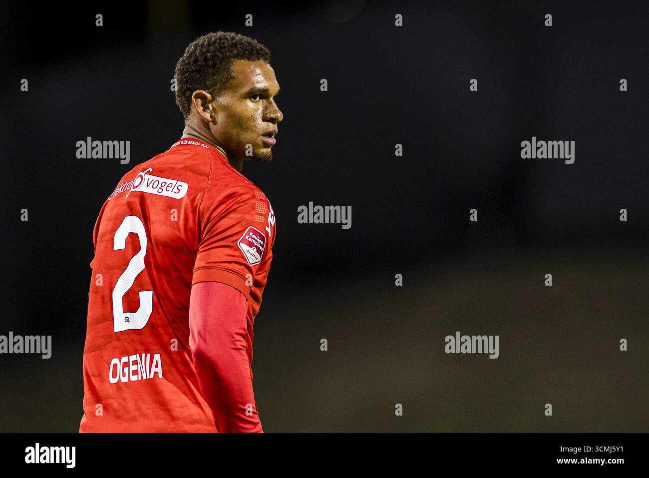 HELMOND , 16-09-2025 , GS Staalwerke Stadion , Saison 2025 / 2026 , niederländischer Keuken Kampioen Divisie Fußball , Spiel zwischen Helmon Sport und Jong Utrecht , Bild zeigt Helmond Sportspieler Justin Ogenia. Stockfoto