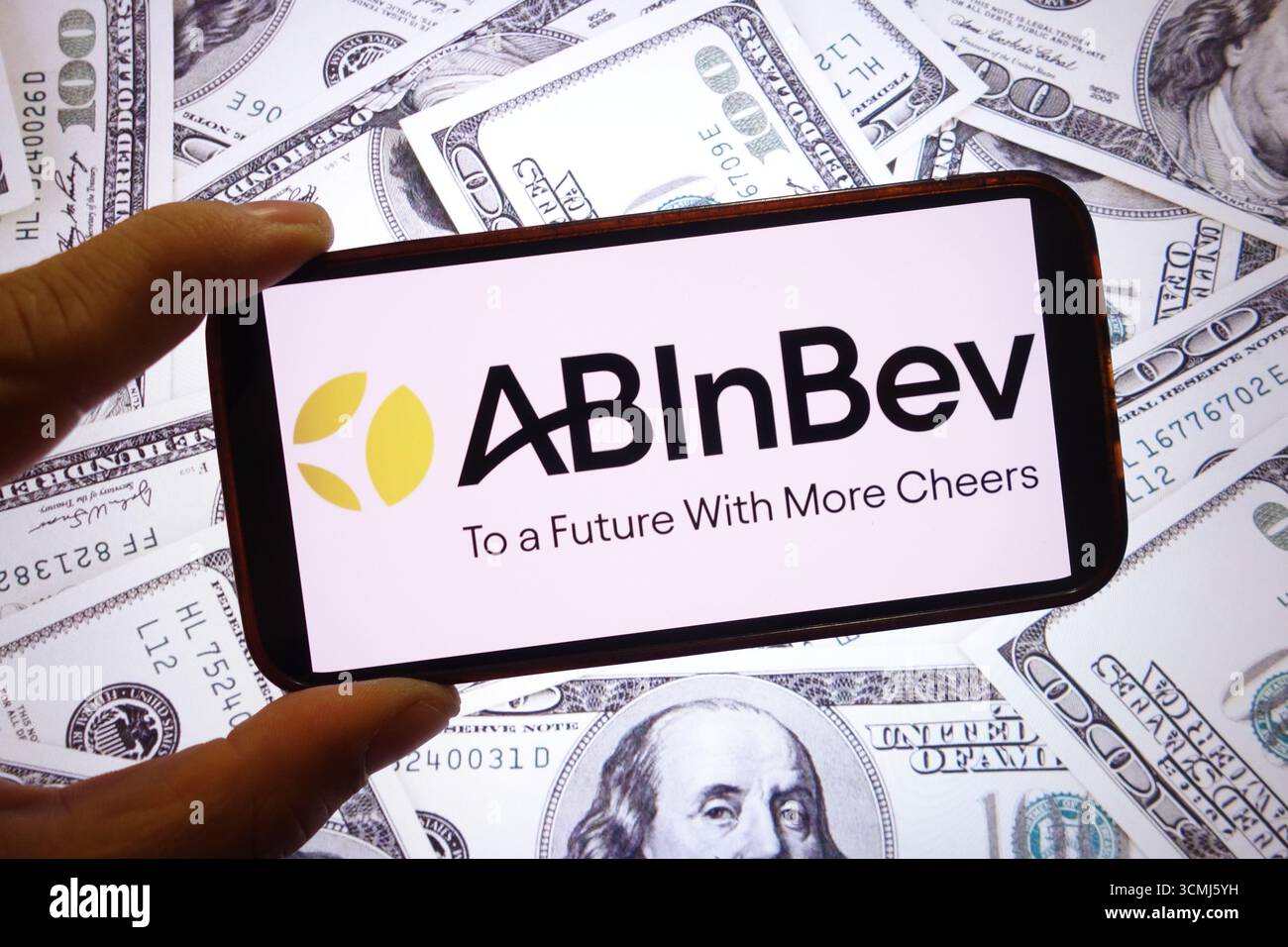 Polen. September 2025. In dieser Fotoabbildung wird ein Firmenlogo von Anheuser-Busch InBev auf einem Smartphone-Bildschirm angezeigt. (Credit Image: © Piotr SWAT/SOPA Images via ZUMA Press Wire) NUR REDAKTIONELLE VERWENDUNG! Nicht für kommerzielle ZWECKE! Stockfoto