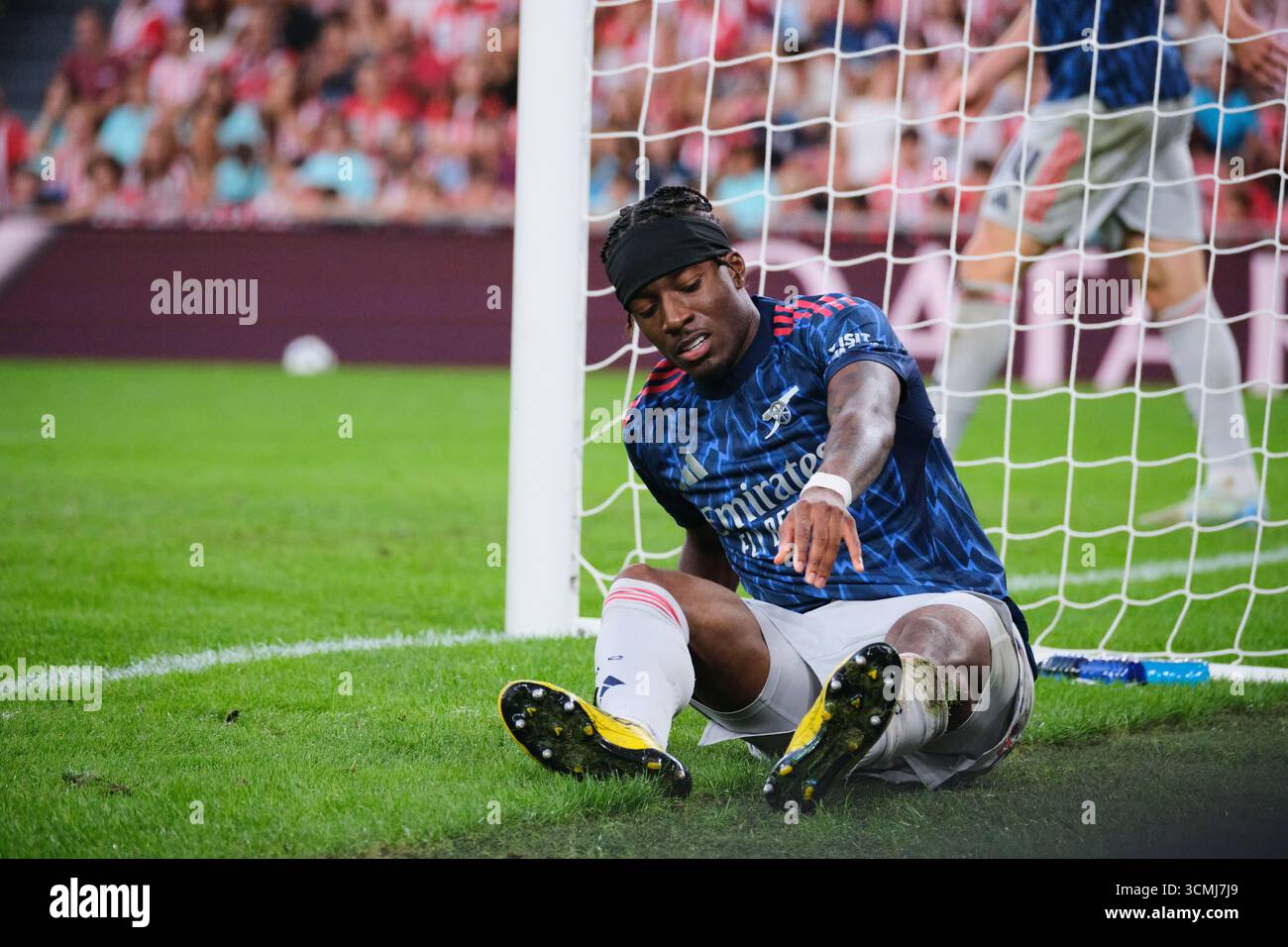 Bilbao, Biskaya, Spanien - 16. September 2025: Noni Madueke vom Arsenal Football Club auf dem Boden im Spiel Athletic Club gegen Arsenal Football Club, Teil der UEFA Champions League 2025, im San Mamés Stadion. Quelle: Rubén Gil/Alamy Live News. Stockfoto