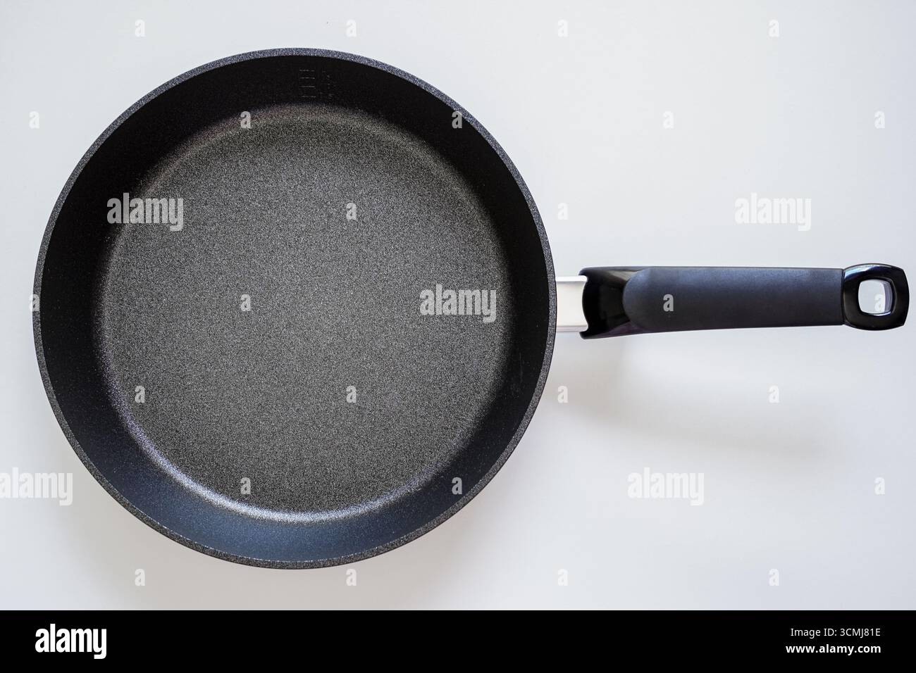Einfach zu kochende, beschichtete Pfanne auf weißem Hintergrund Stockfoto