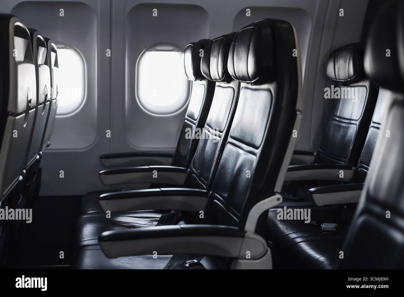 Innenraum der Flugzeugsitze leeren. Passagierreisekonzept mit modernem Kabinendesign. Komfortable Fahrt mit dem Lufttransport. Tourismus und Luftfahrt. Stockfoto