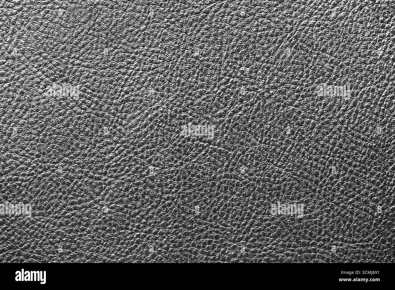 Schwarzer Lederhintergrund. Nahaufnahme des natürlichen Oberflächenmusters. Material für Polsterdesign. Strukturdetails aus organischem Leder. Stockfoto
