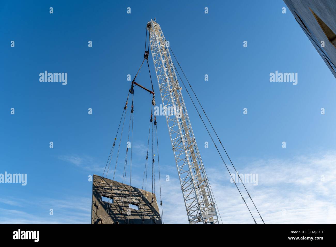 Foto des Kippprozesses auf einer Baustelle Stockfoto