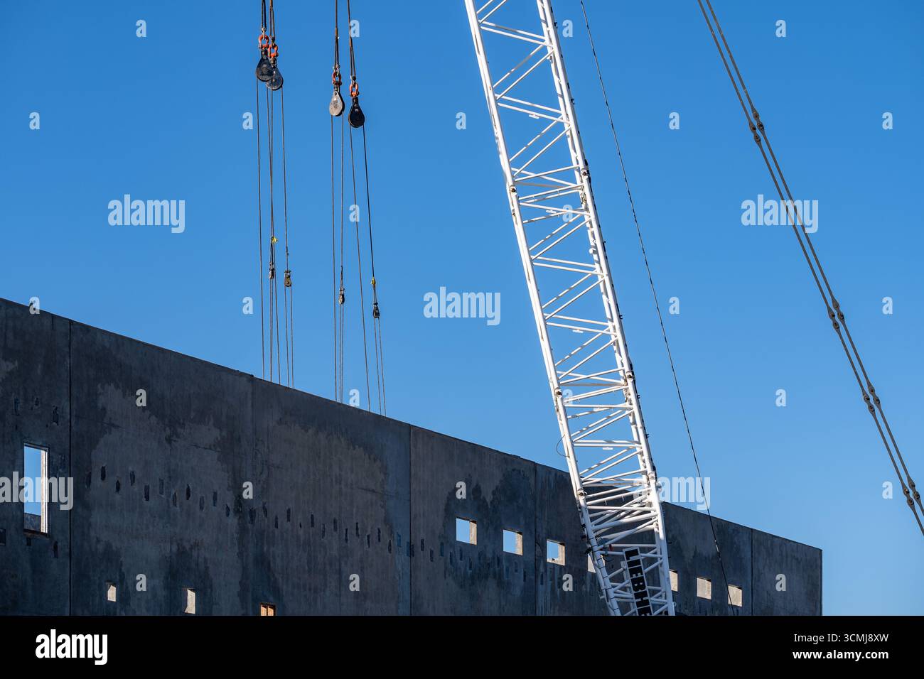 Foto des Kippprozesses auf einer Baustelle Stockfoto