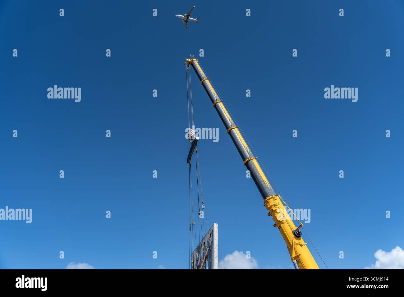 Foto des Kippprozesses auf einer Baustelle Stockfoto