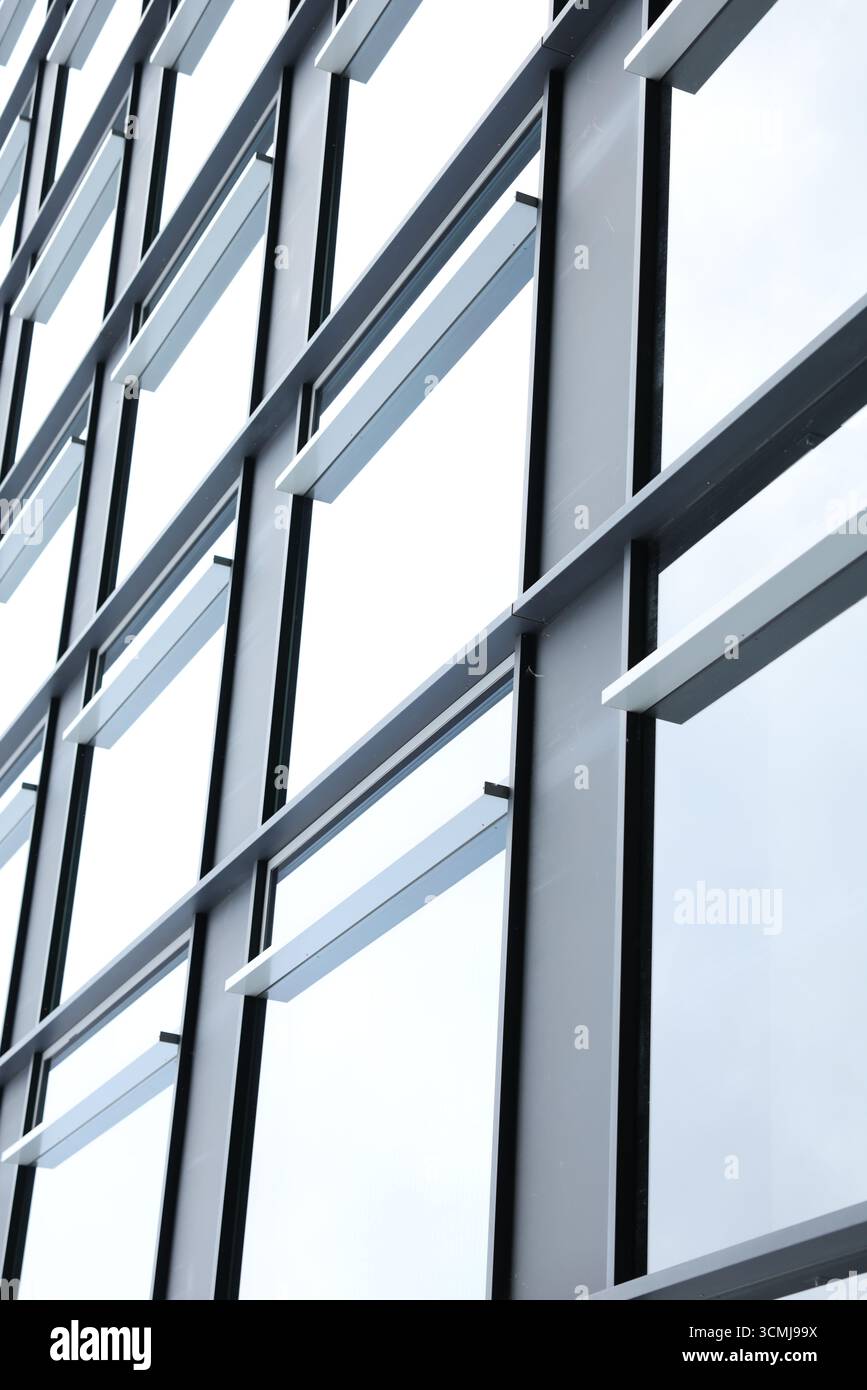 Modernes Bürogebäude mit auffälligen geometrischen schwarz-weißen Fassadendesigns Warschau, Polen Stockfoto