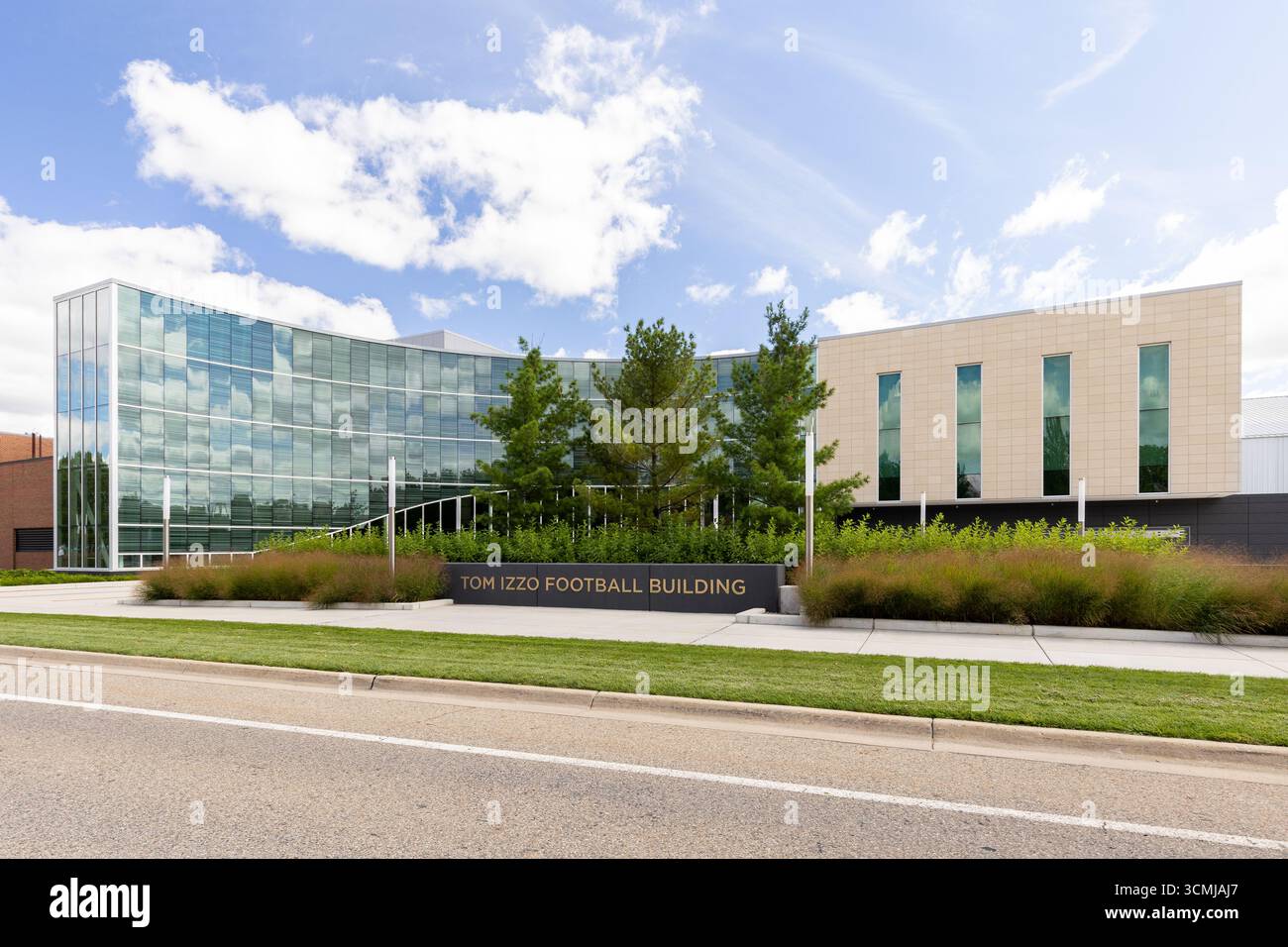 Das Tom Izzo Football Building an der Michigan State University konzentriert sich auf Spielerentwicklung, Training und Gesundheit. Stockfoto
