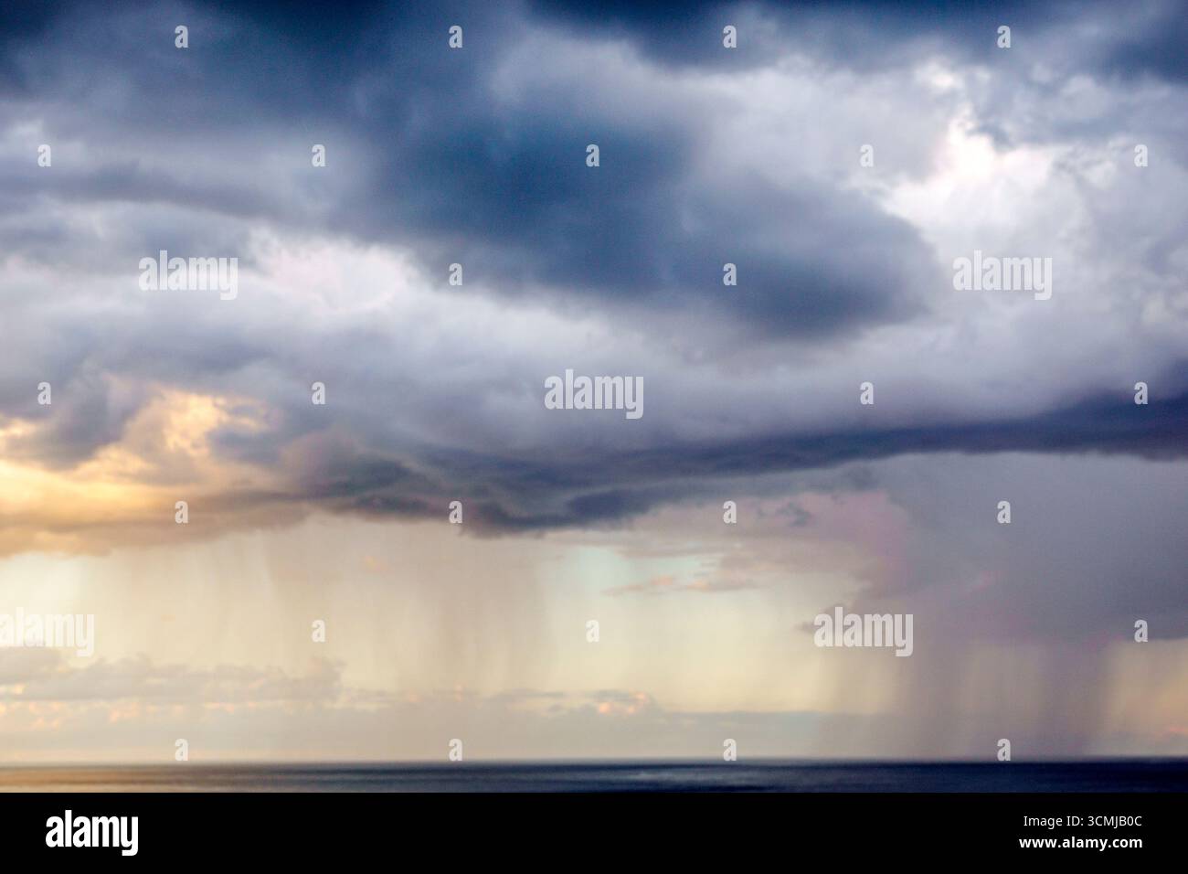 Miami Beach Florida, Atlantik, Wetter Sturmwolken Regendusche Squall Line, Regen über Wasser starker Regenguss, tropisches Küstenwettermuster, Str. Stockfoto