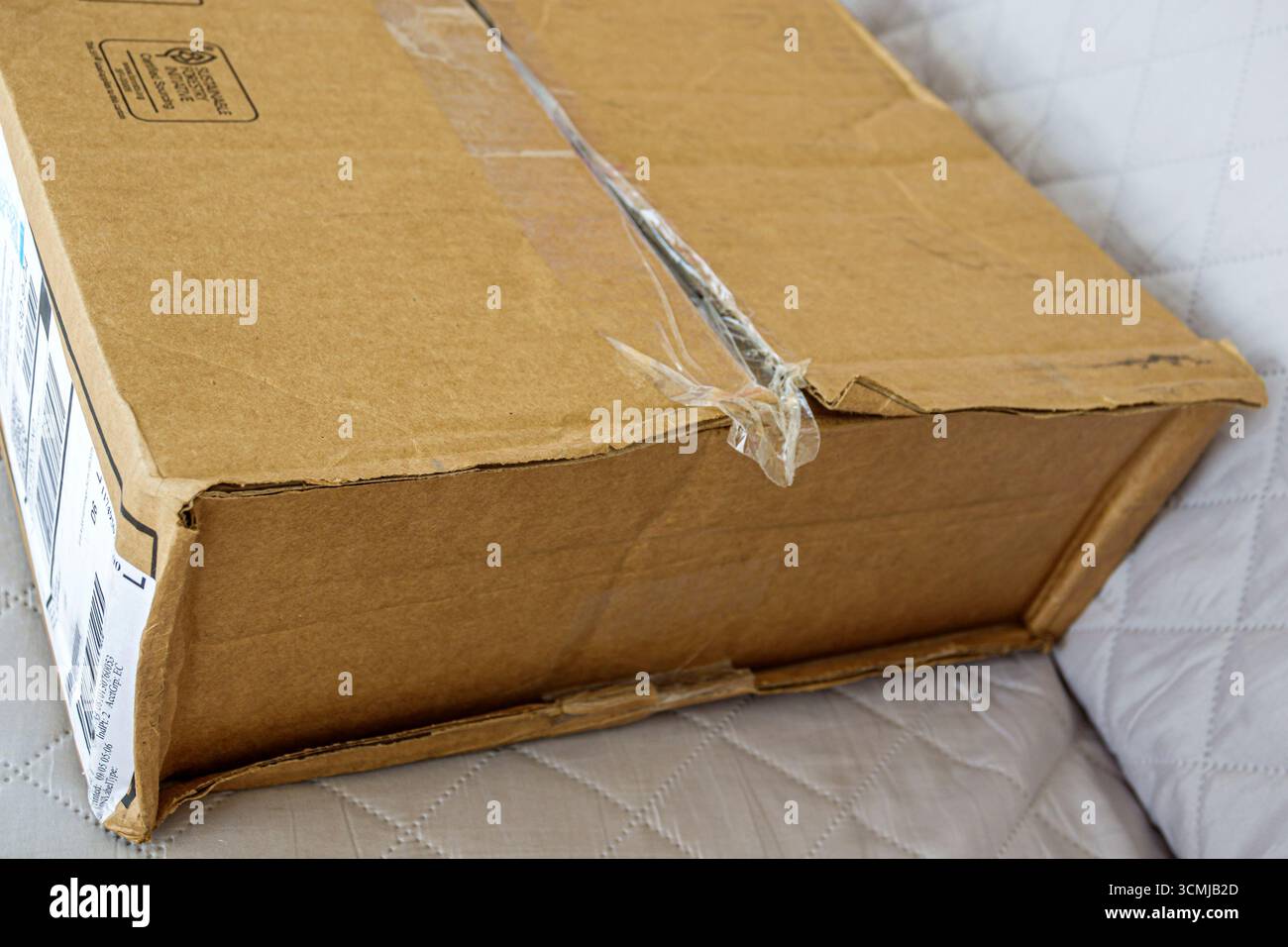 Miami Beach Florida, beschädigter Karton-Versandkarton, durchsichtiges Band teilweise offen, Zustellpaket, enthielt Computer-Elektronik-Ausrüstung, Versand Stockfoto