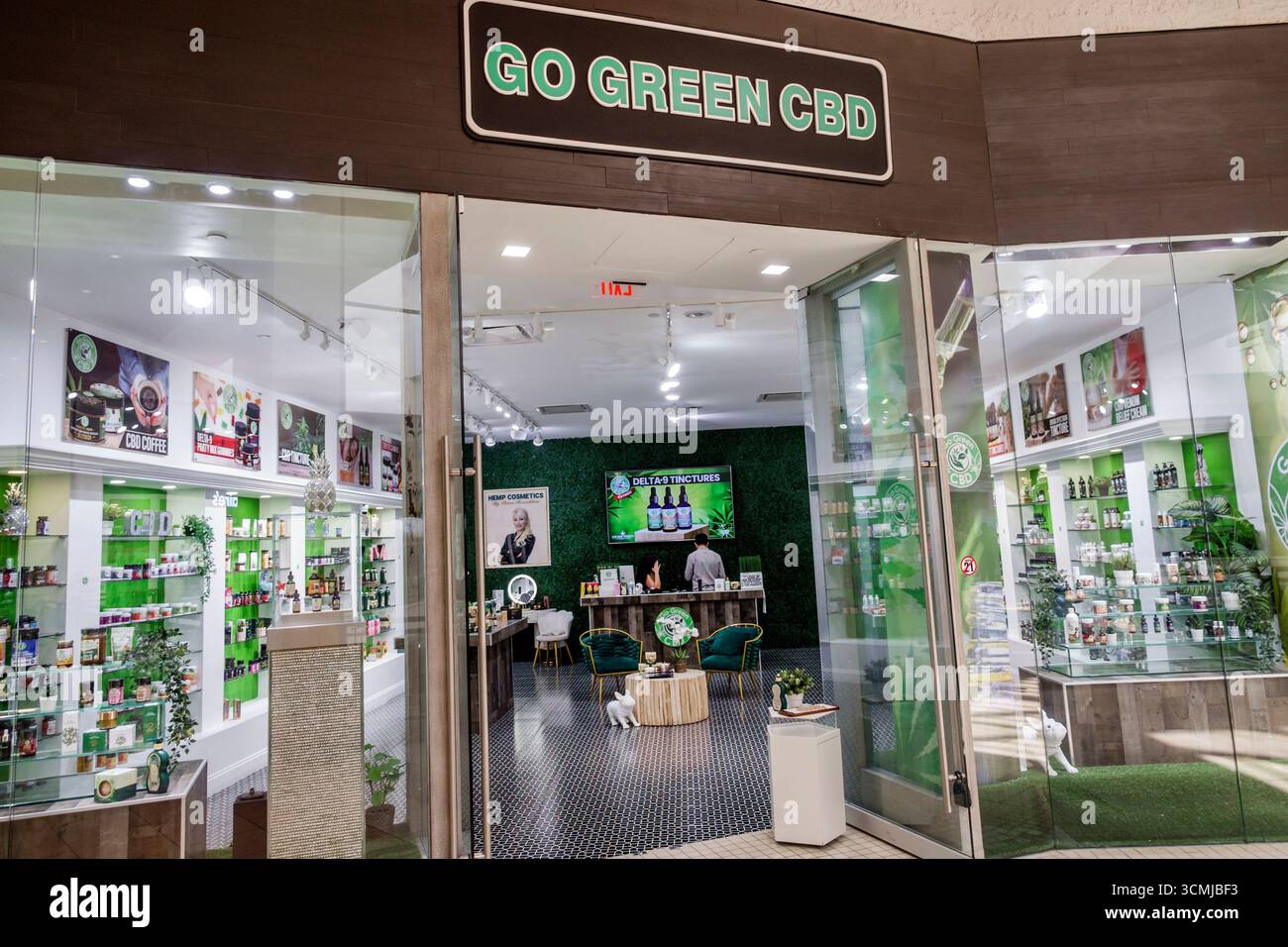 Aventura Mall Miami Florida, Inneneinkaufsmöglichkeiten, Go Green CBD Store, Hanfprodukte, Wellness Naturheilmittel, Hautpflege Schönheitsartikel, Vitaminpräparat Stockfoto