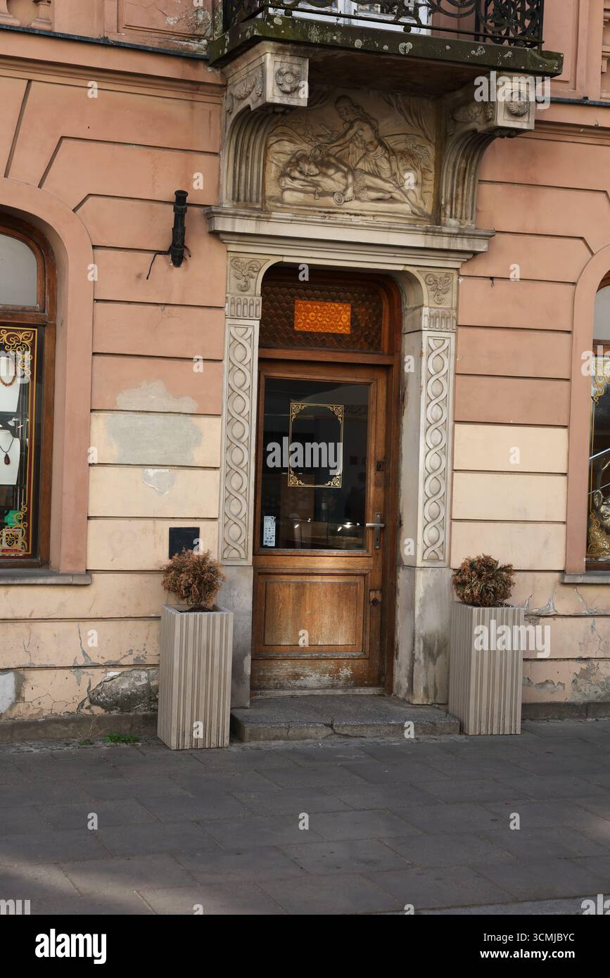 Grand Warschau Tür mit kunstvollen klassischen Säulen, saisonalem Sonnenlicht und europäischem Vintage-Design Stockfoto