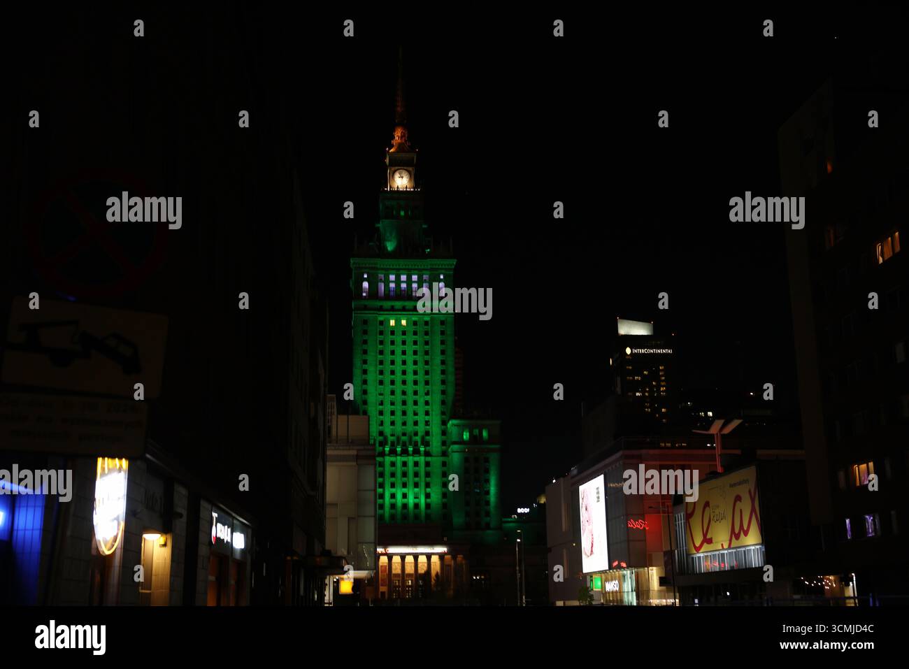 Minimalistische Neoninstallation in Warschaus urbaner Umgebung, strahlende Dunkelheit Stockfoto