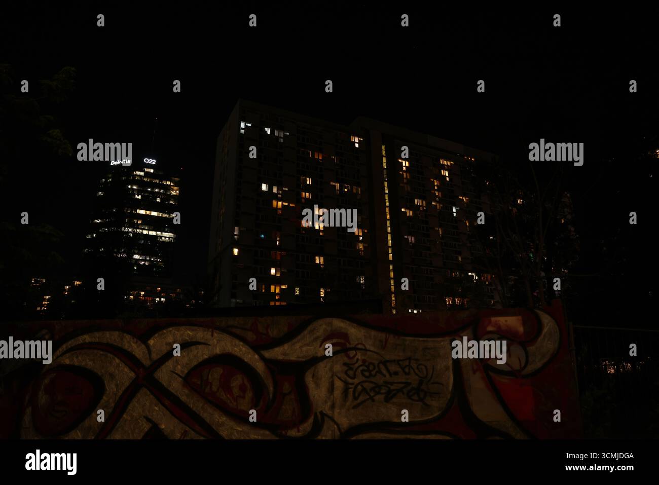 Warschauer Wohnblöcke bei Nacht mit Graffiti-Wandgemälde im Vordergrund Stockfoto