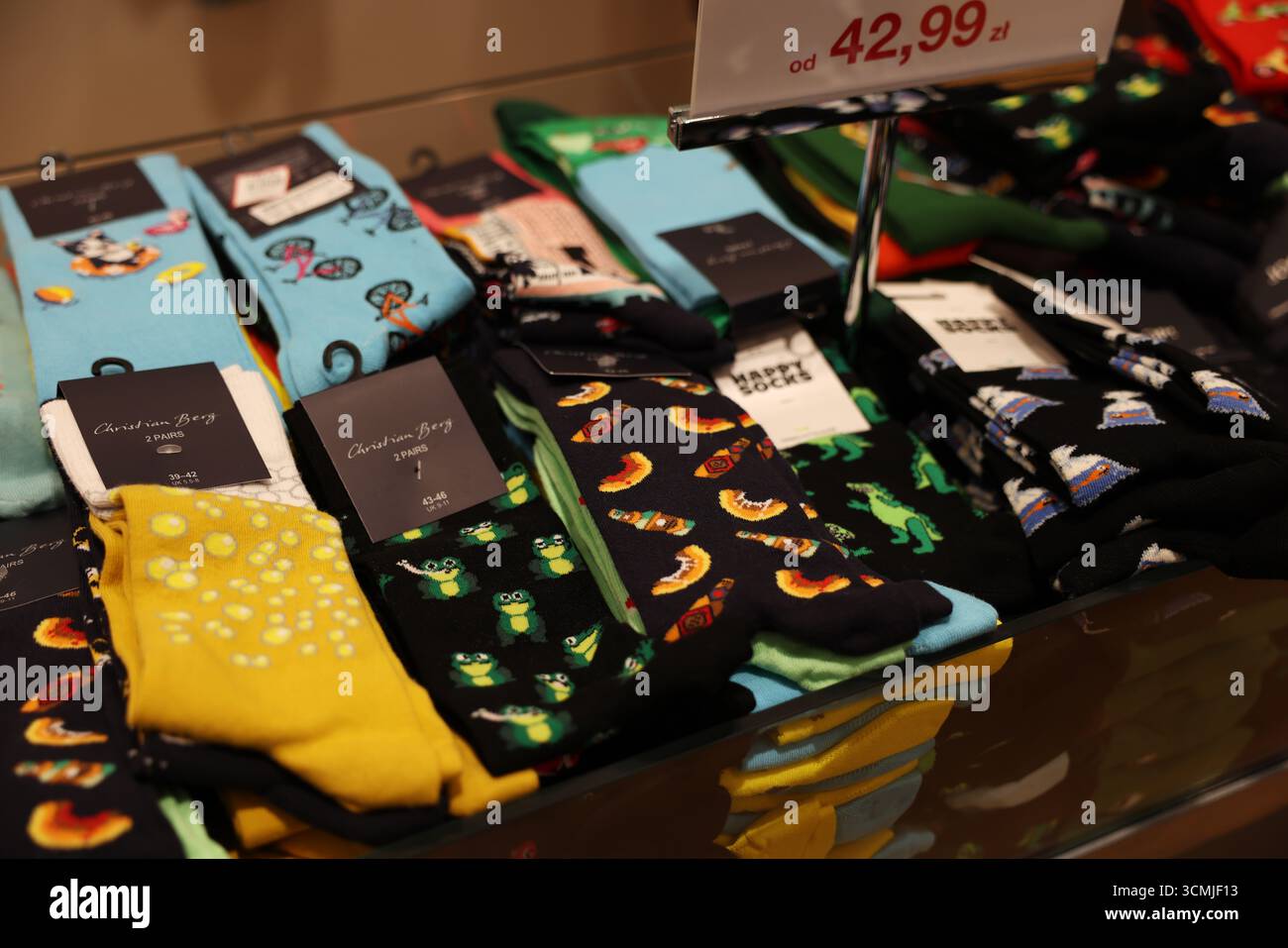 Farbenfrohe gemusterte Socken – Warschauer Modegeschäft, skurriler Stil, Einzelhandelsausstellung Polen Stockfoto
