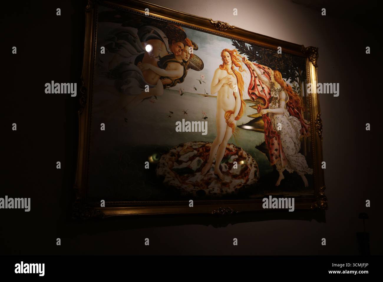 Botticelli Venus gerahmte Kunst – Warschauer Café-Malerei, Vintage- und klassische Kunst-Inspiration Stockfoto