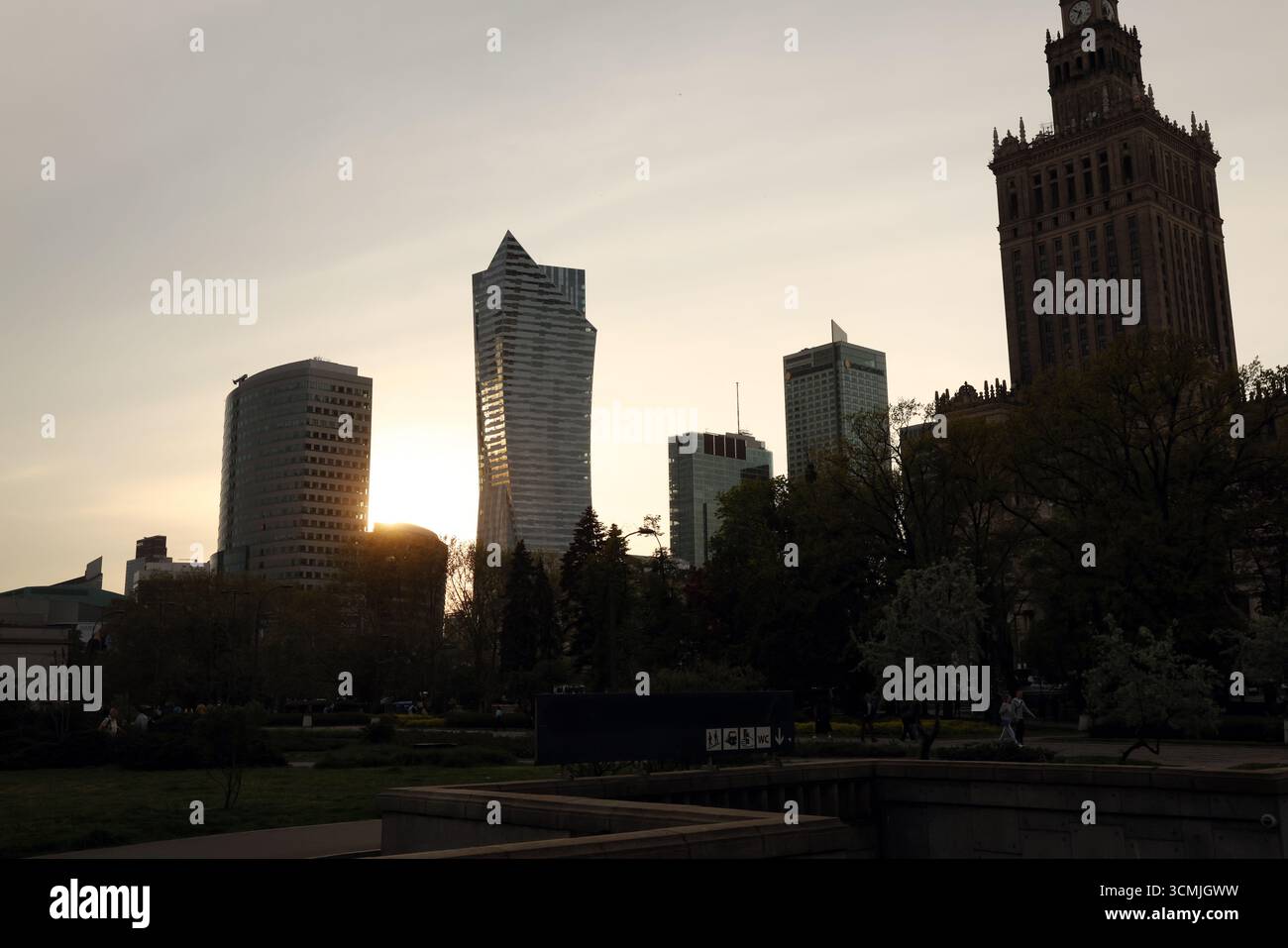 Warschauer Geschäftstürme – Ampeln, Stadtstraße, moderne urbane Stimmung in der Abenddämmerung Stockfoto