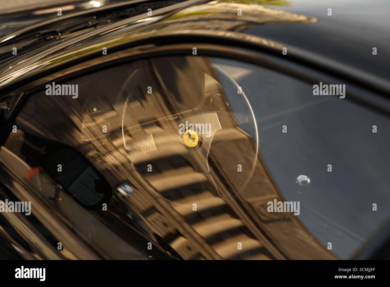 Reflexion im Sportwagenfenster, Goldtöne und urbane Geometrie, Warschau Stockfoto