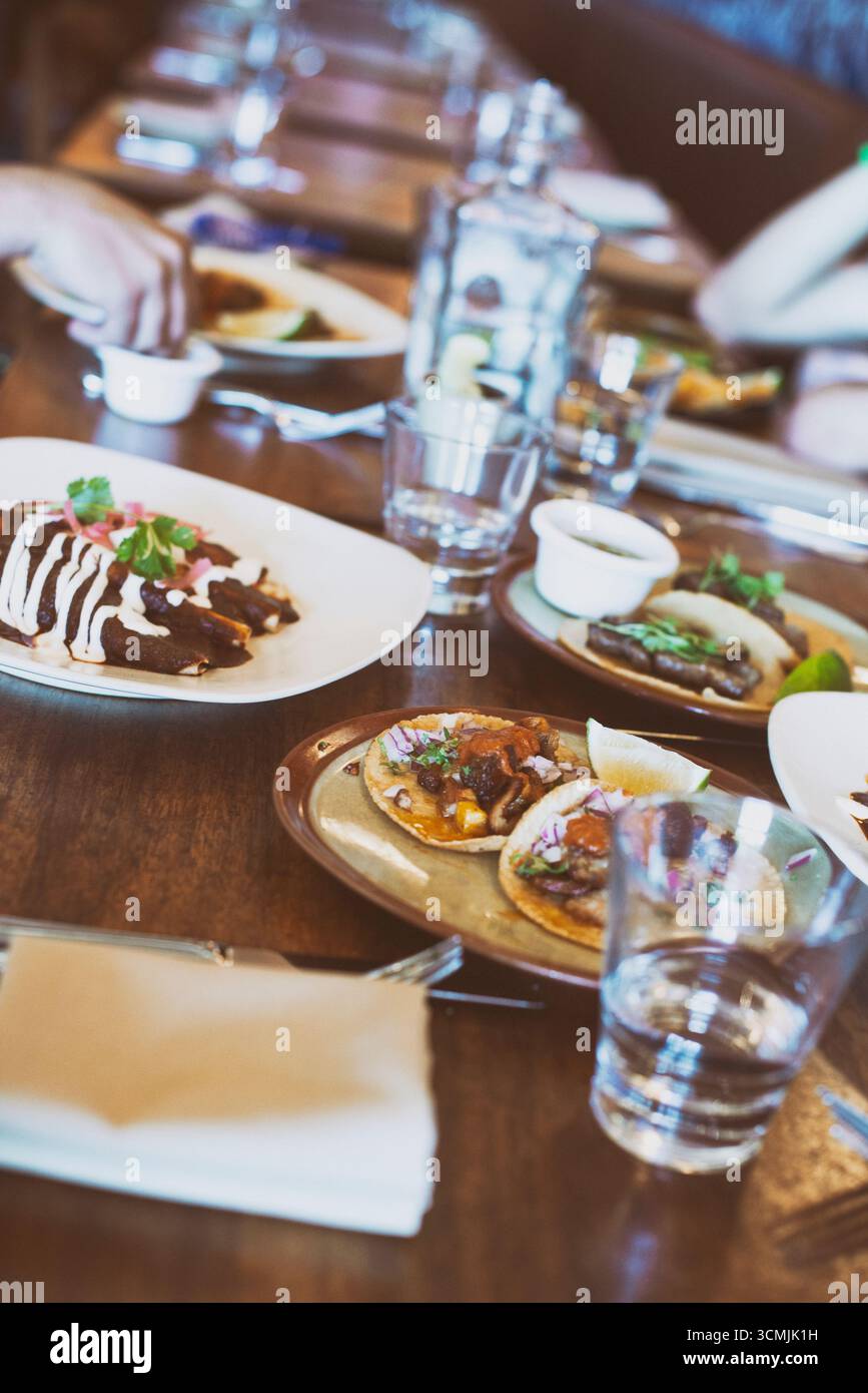 Nahaufnahme mexikanischer Tacos mit Gemüse auf einem Tisch in einem Restaurant Stockfoto