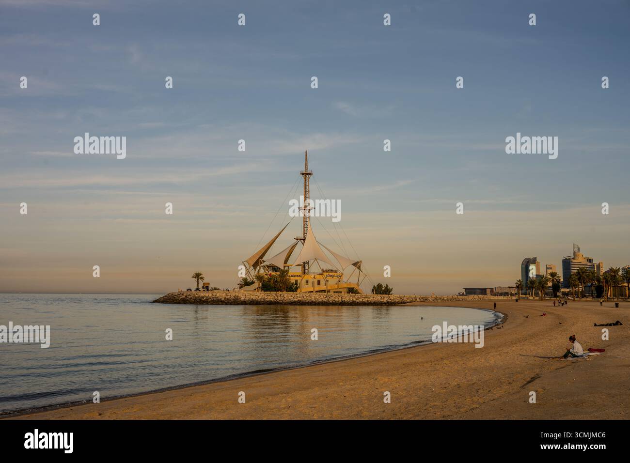Der Freizeitkomplex Marina Waves mit segelähnlichen Zugdächern befindet sich auf einer kleinen Halbinsel entlang des Arabischen Golfs in Salmiya, Hawalli, Kuwait, Stockfoto