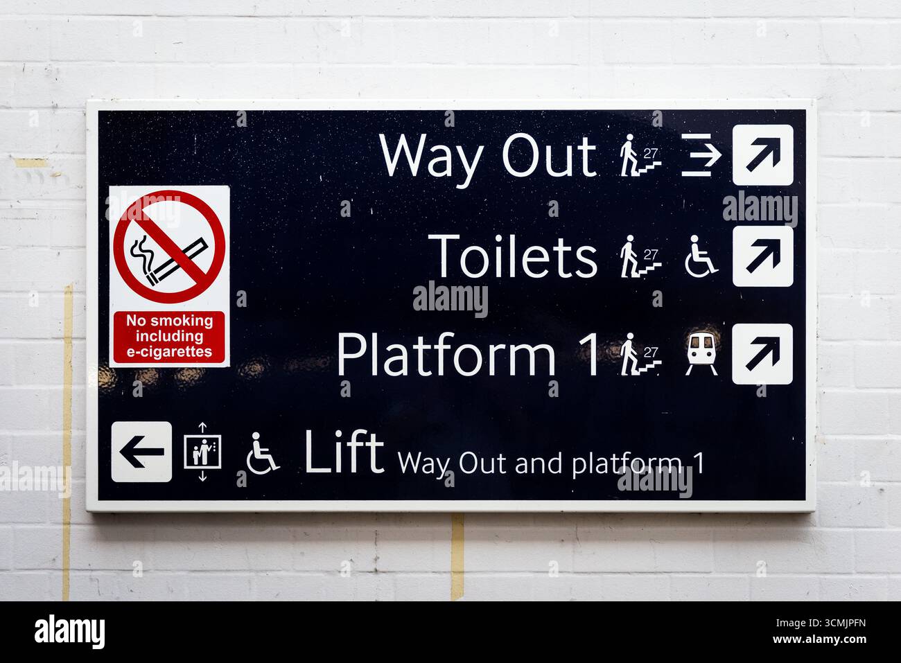 Wegweiser im britischen Bahnhof, die den Ausweg zeigen, Toiletten, Bahnsteig 1, Zugang zum Aufzug und Rauchverbot. Stockfoto