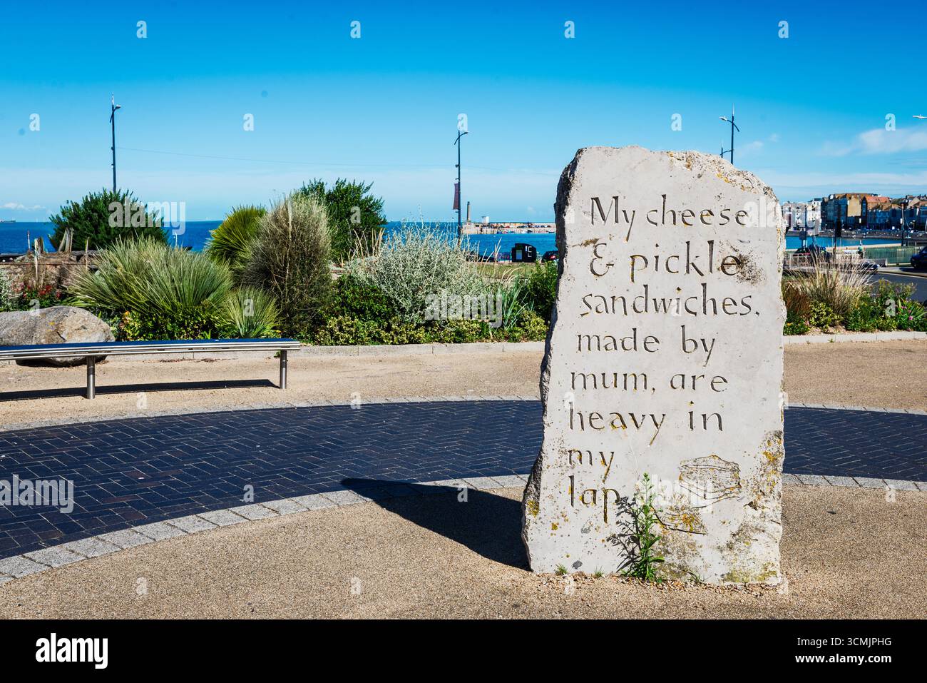 Stehende Steinskulptur an der Küste von Margate mit eingravierter Inschrift, Kent, Großbritannien Stockfoto