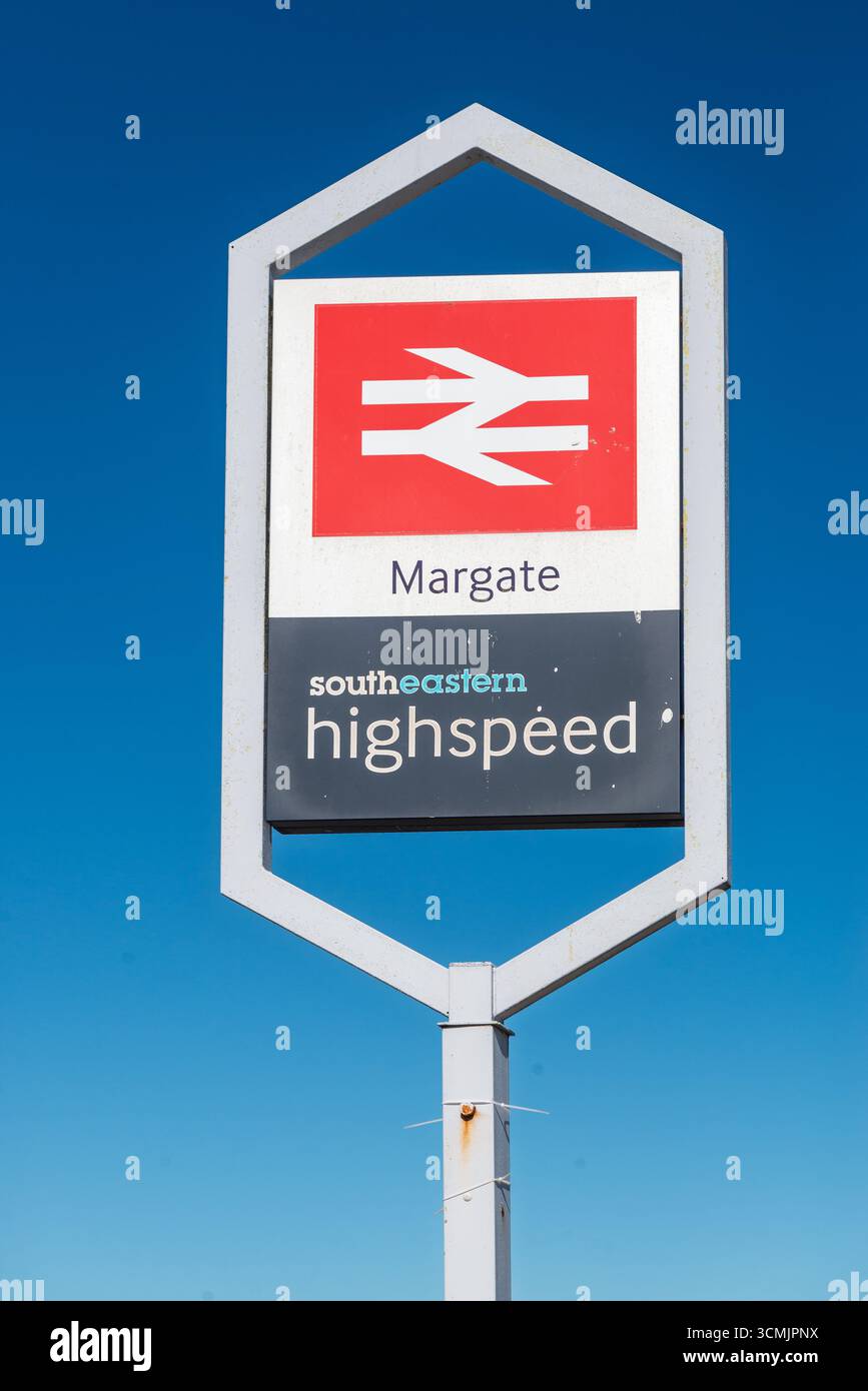 Margate Railway Station Schild mit British Rail Logo und Southeastern Highspeed Branding, Kent, Großbritannien Stockfoto