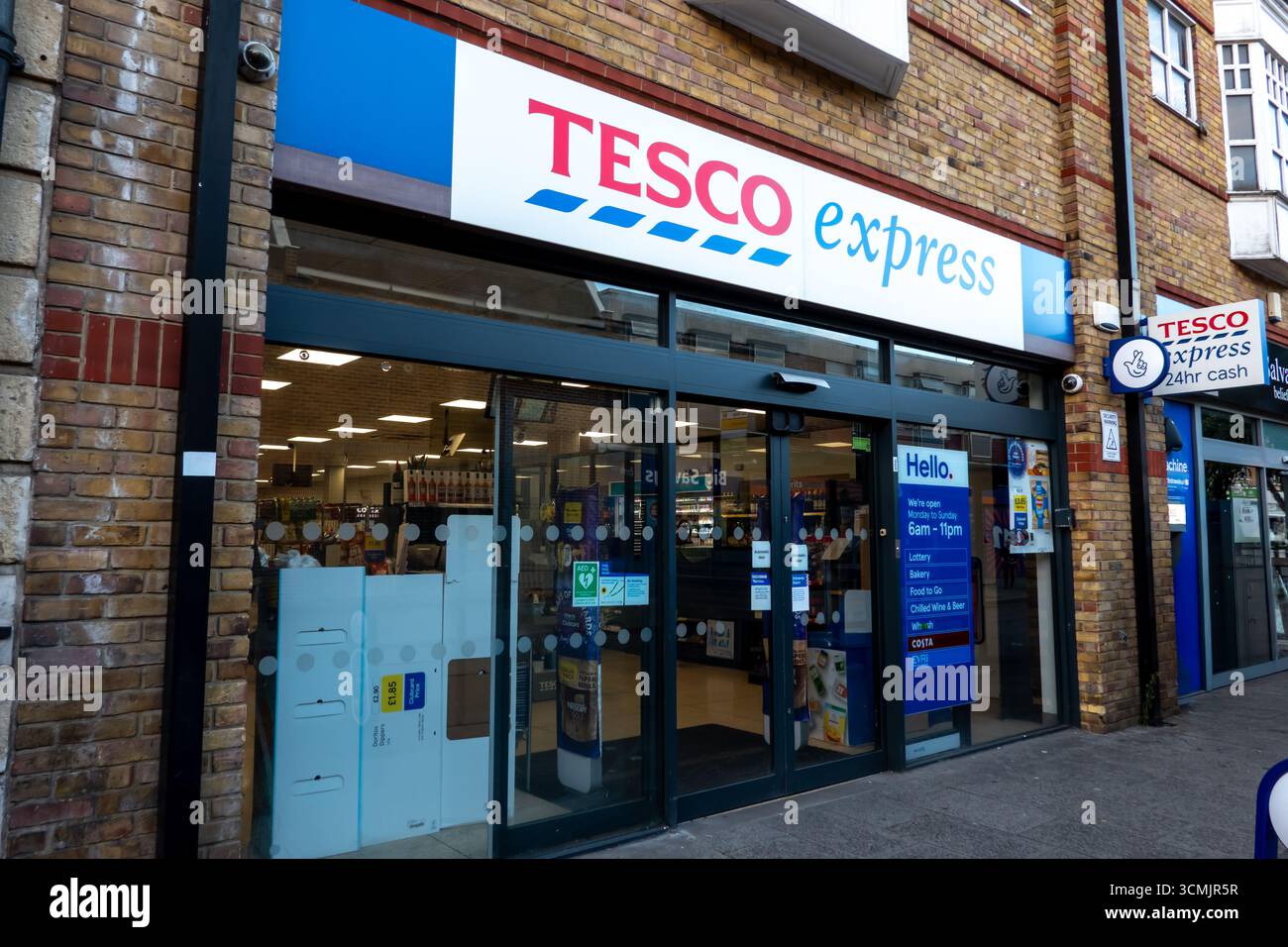 Tesco Express Ladenfront in Bishops Stortford, Hertfordshire, England. Stockfoto